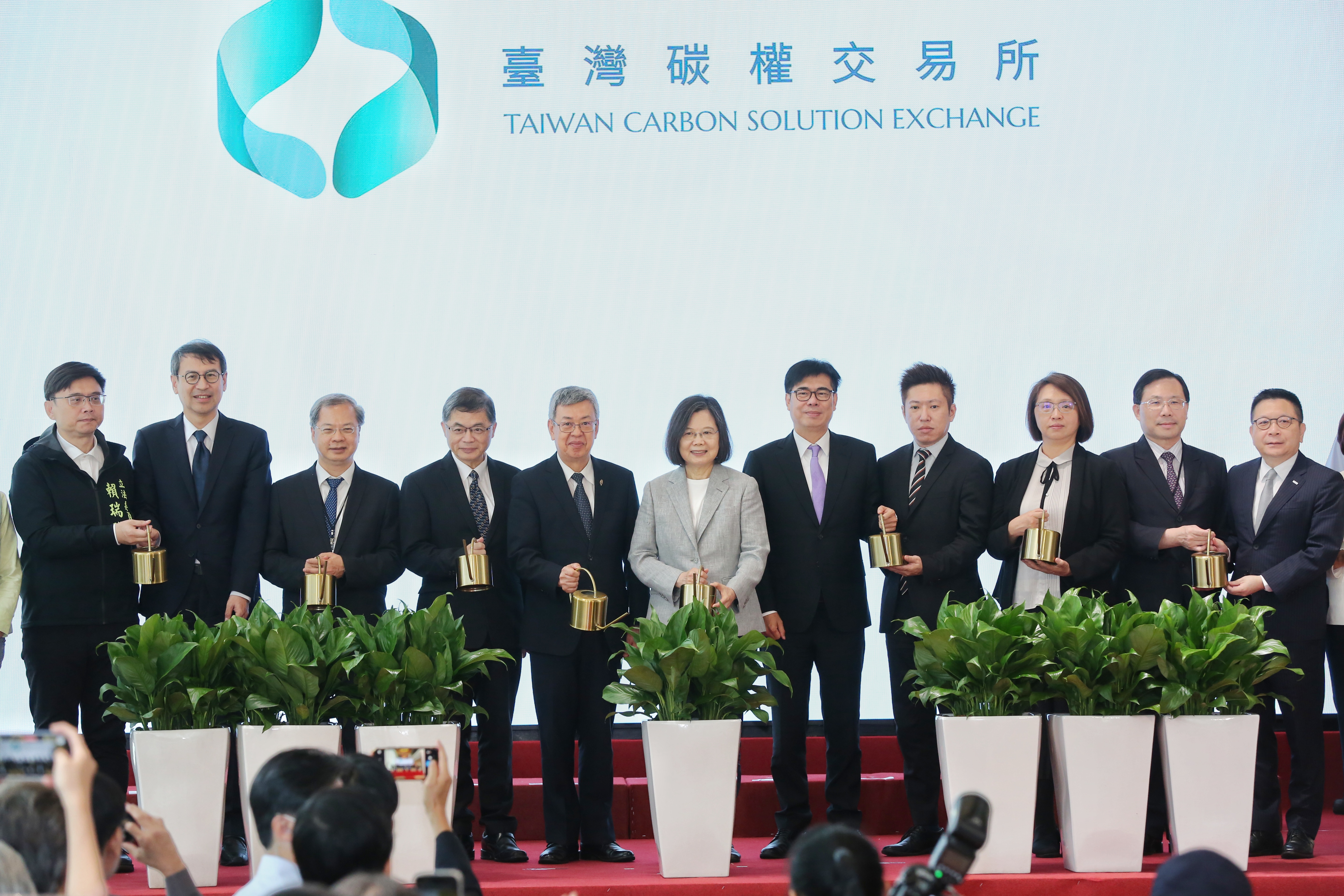今（7日）台灣碳權交易所於高雄舉行揭牌儀式，包括總統蔡英文、行政院長陳建仁、高雄市長陳其邁、國發會主委龔明鑫以及碳交所董事長林修銘等人，都出席揭牌典禮。