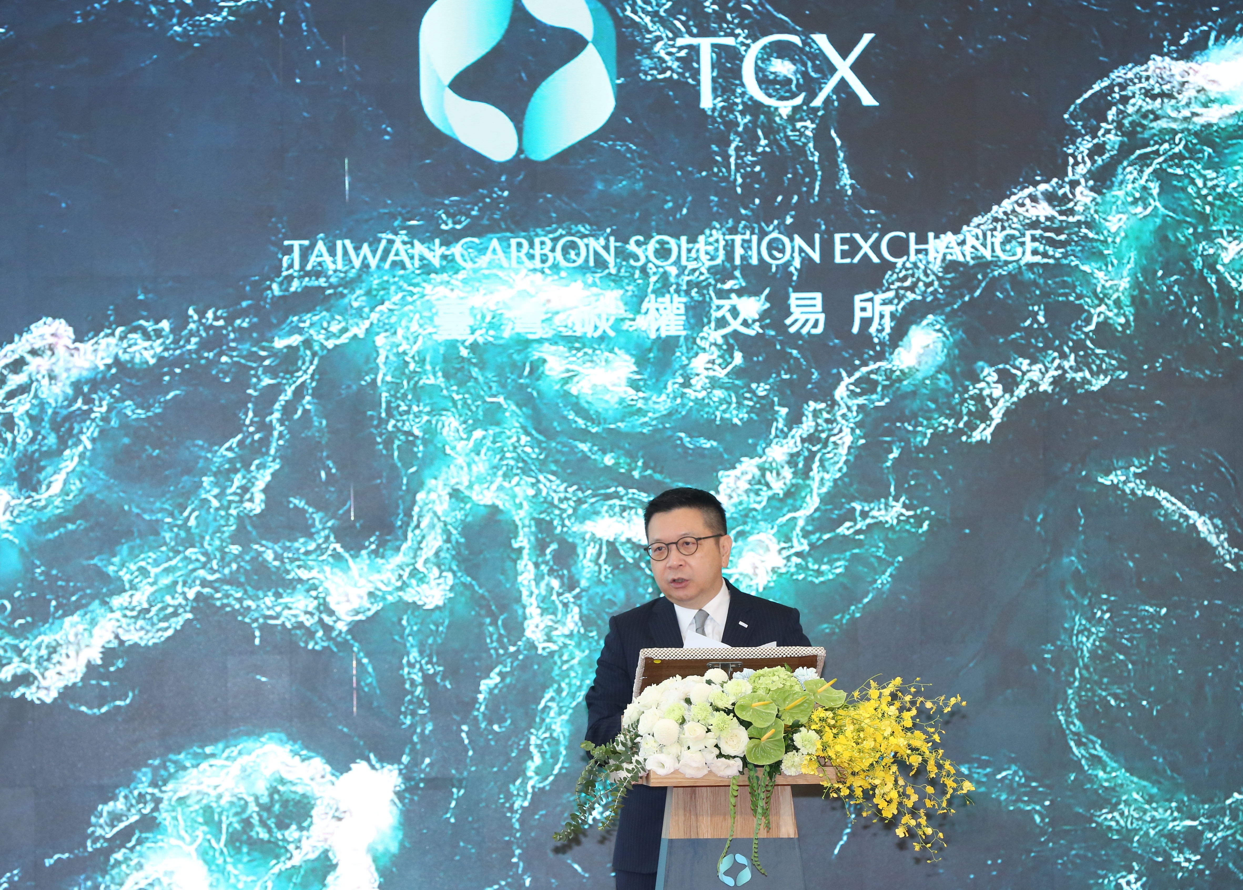 台灣碳權交易所於高雄舉行揭牌儀式，董事長林修銘透露，最快明年就可以啟動交易。