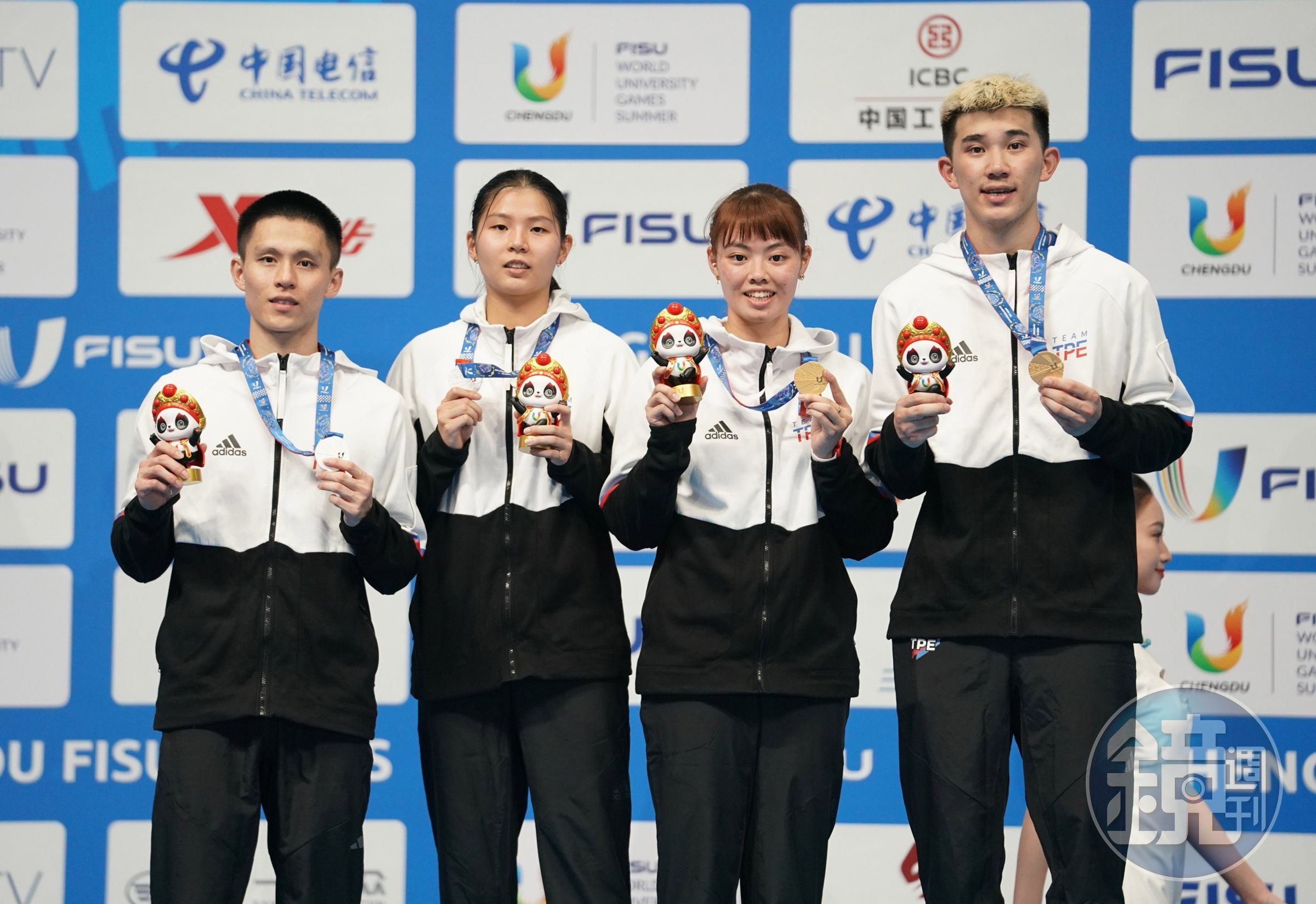 羽球混雙組合葉宏蔚（左）、李佳馨奪金，另一個台灣組合鄧淳薰、李芳至收下銀牌。（大專體總提供）