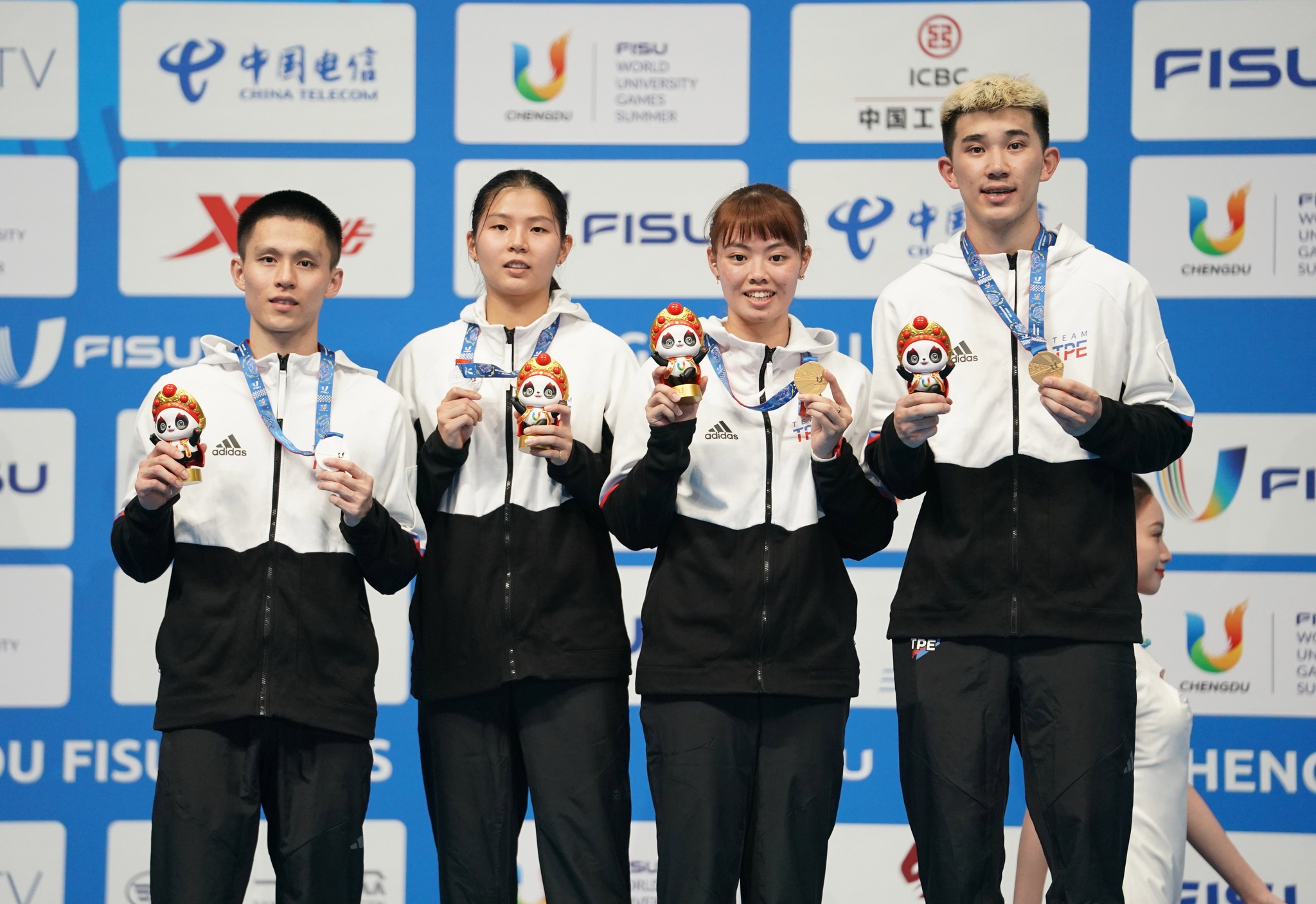 羽球混雙組合葉宏蔚（左）、李佳馨奪金，另一個台灣組合鄧淳薰、李芳至收下銀牌。（大專體總提供）