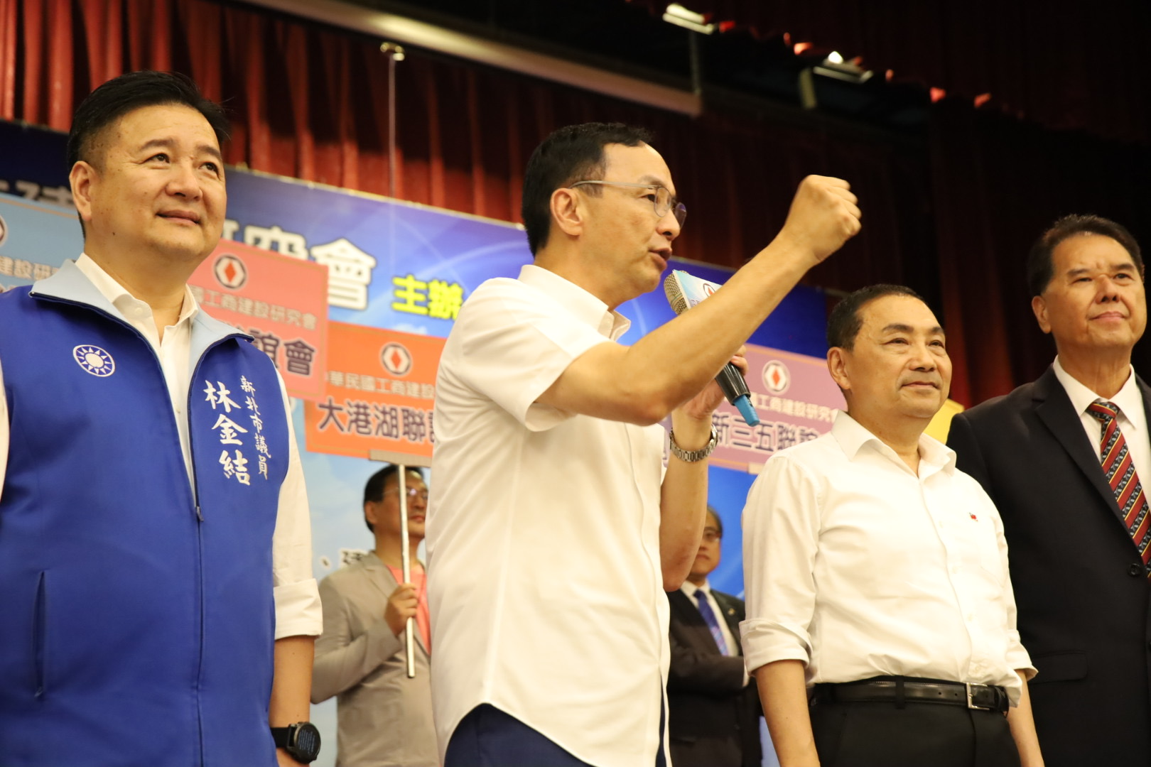 朱立倫今出席「中華民國工商建研會侯友宜後援會成立大會」，會前他受訪提到，如果今天分裂，就是讓民進黨賴清德躺著選。