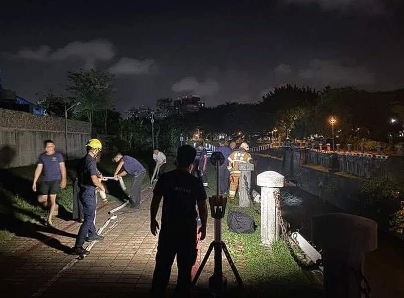 高雄一名剛從文藻外語大學畢業的女子在校外步道練習機車,卻不慎摔落溝渠,送醫不治。(翻攝畫面)