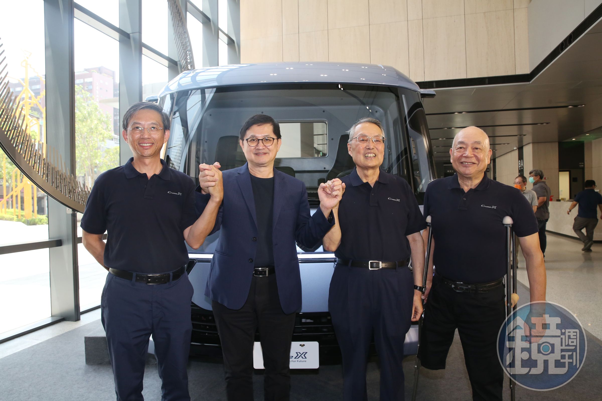 庫得科技總經理楊孜仁(左起)、和碩董事長童子賢)、庫得科技共同創辦人施振榮)、庫得科技董事長吳廣義,7日發表電動物流車底盤。