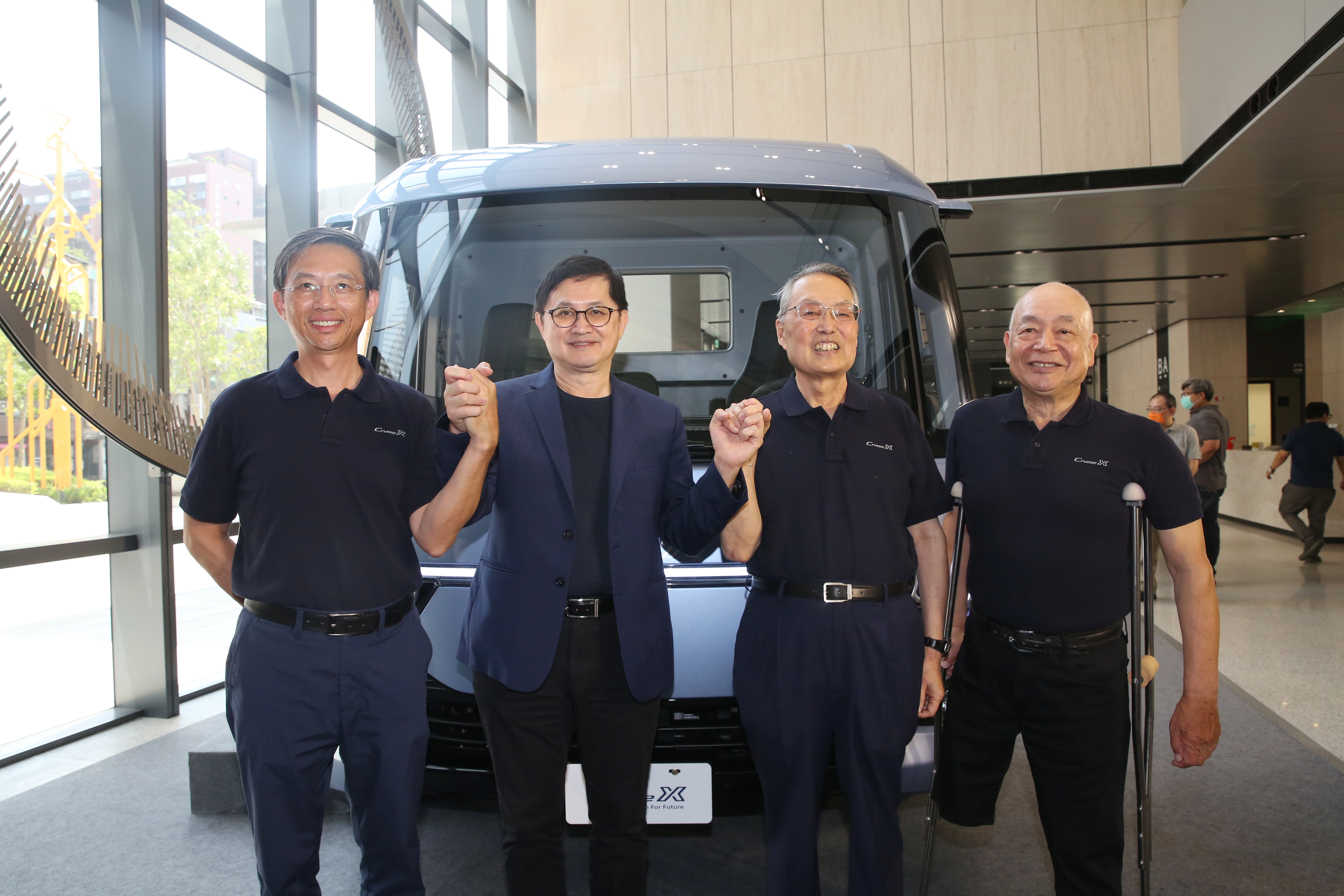 庫得科技總經理楊孜仁（左起）、和碩董事長童子賢）、庫得科技共同創辦人施振榮）、庫得科技董事長吳廣義，7日發表電動物流車底盤。