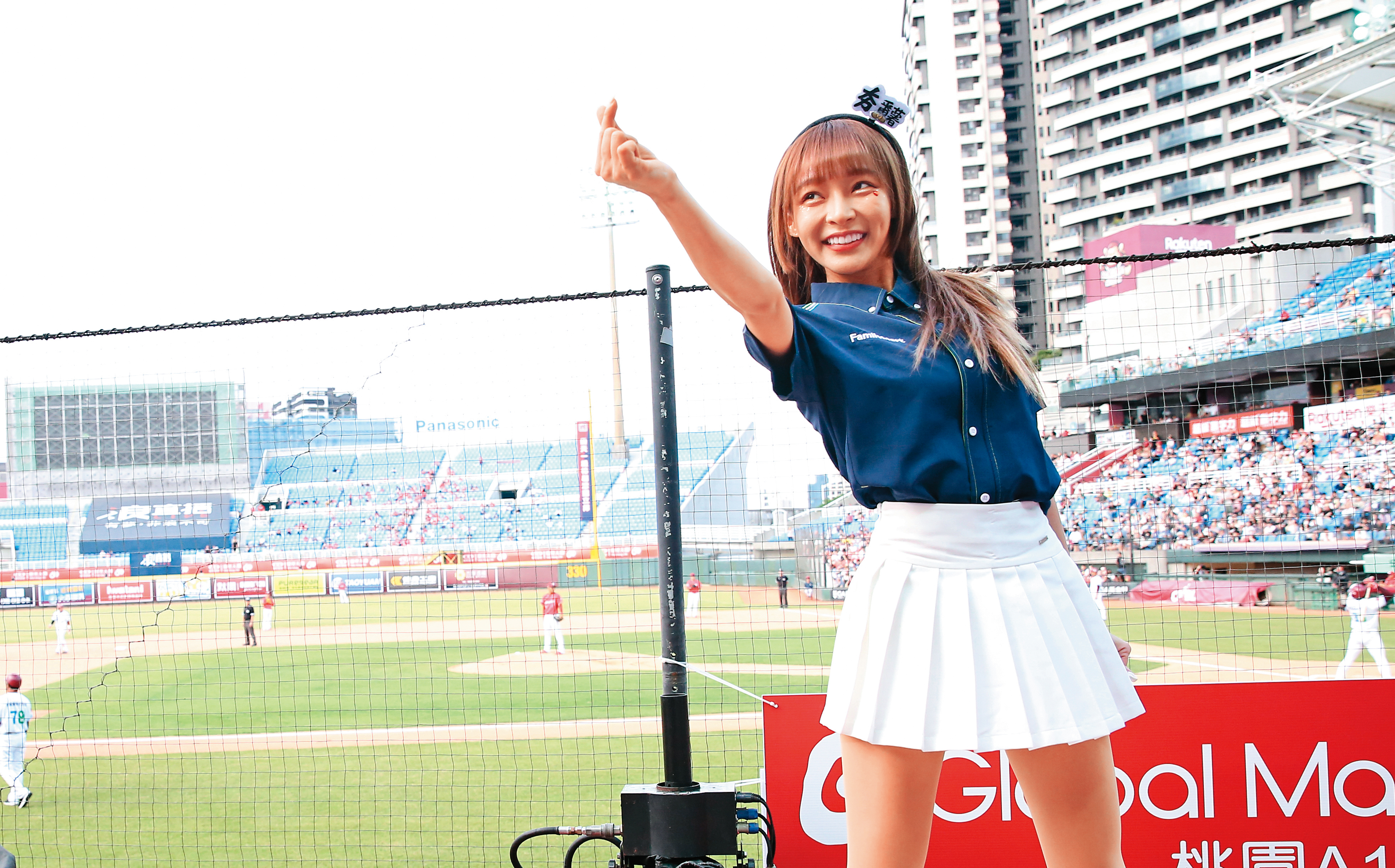 林襄坦言跳了3天的制服都沒洗， 她的原味私物應該賣得比柯文哲好吧？（翻攝自林襄IG）