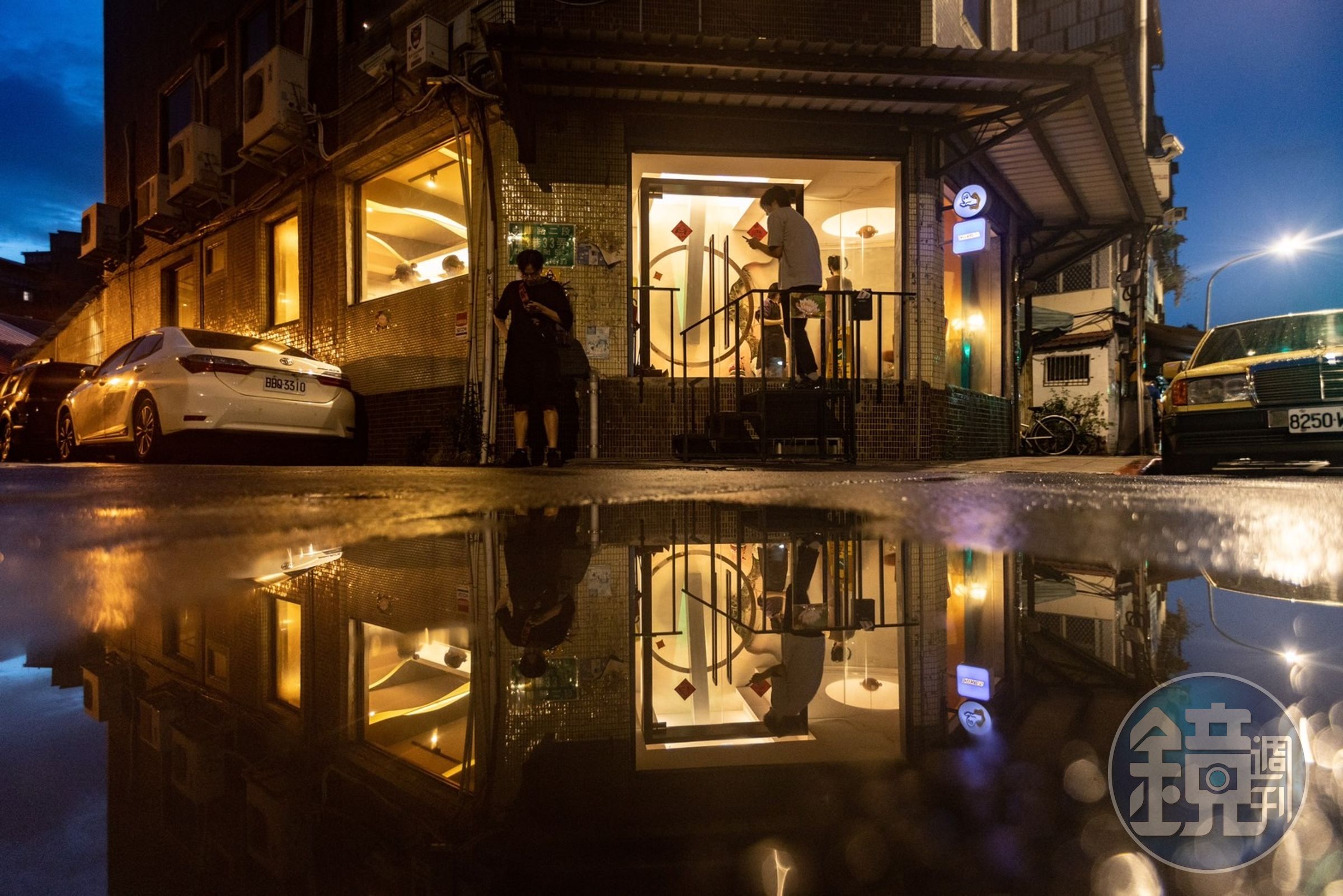 入夜的「抹More」在寧靜的住宅區中彷彿晚睡者的燈塔，從空間到音樂，再到飲品甜點應有盡有。