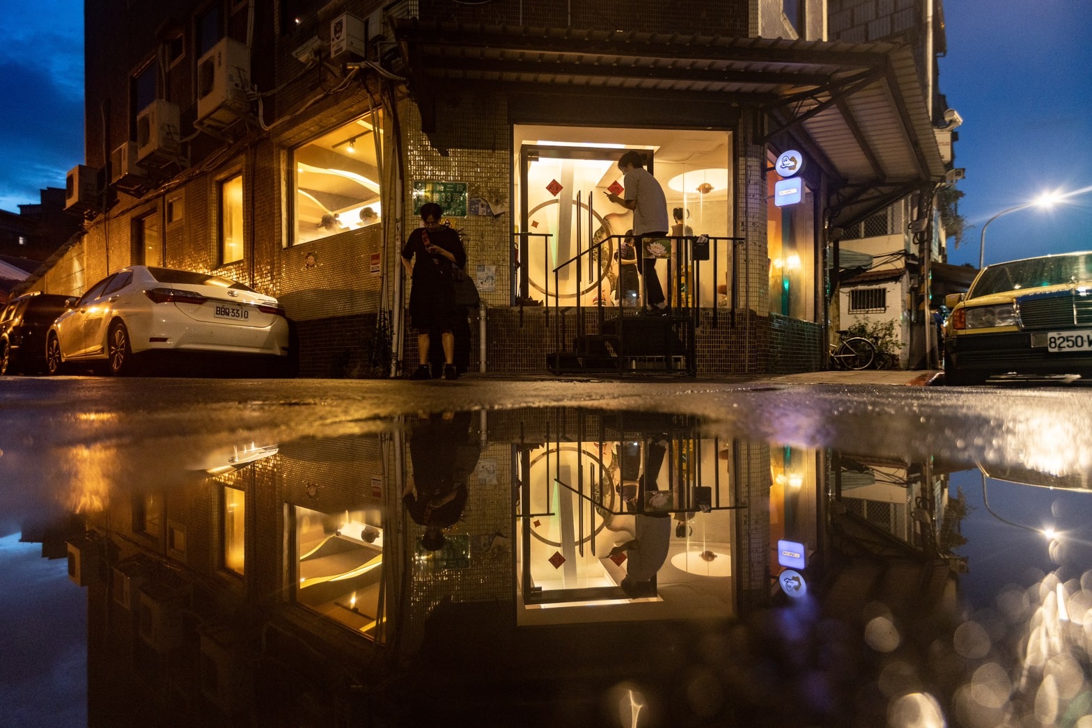 入夜的「抹More」在寧靜的住宅區中彷彿晚睡者的燈塔，從空間到音樂，再到飲品甜點應有盡有。