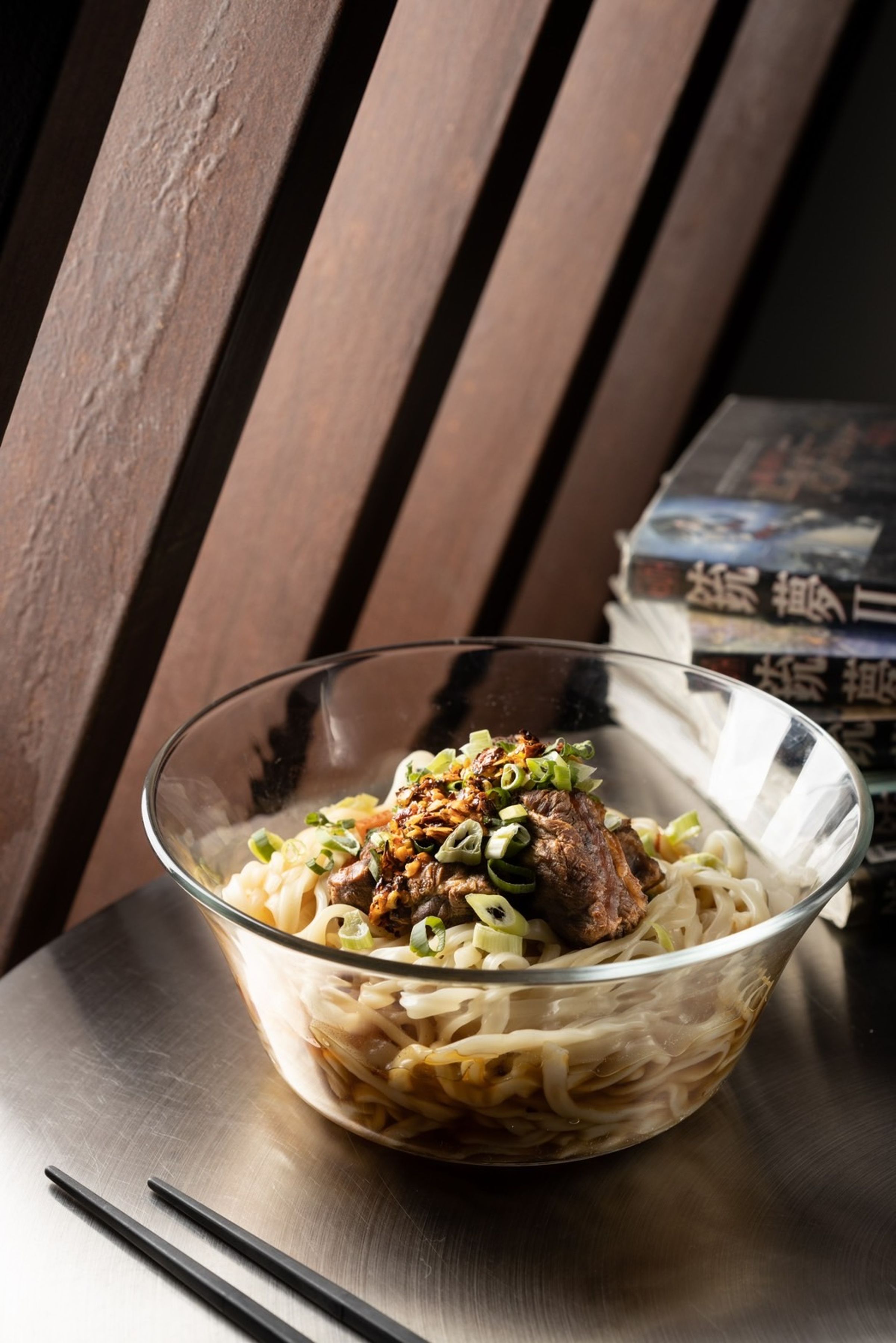 「家常牛肉拌麵」鹹香中帶辣勁，湯頭與滷過的牛肋條來自店長媽媽的拿手料理。（180元／份）