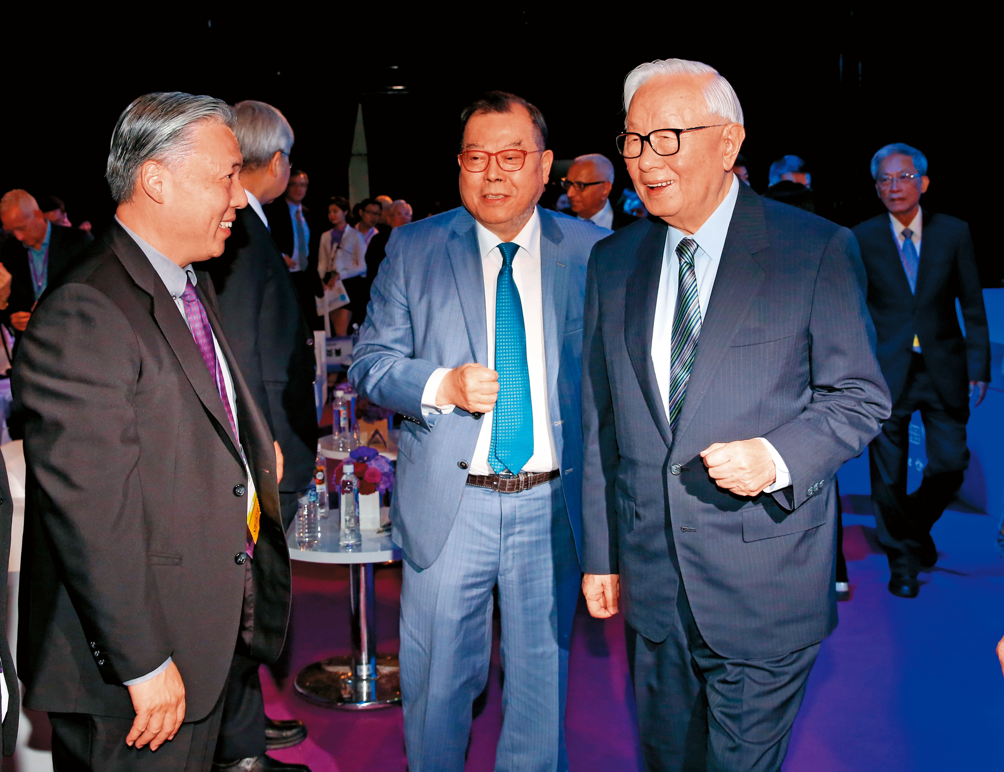 黃崇仁（中）透露會願意出讓銅鑼廠土地給台積電，關鍵就在於張忠謀（右）曾伸出援手救過他（力晶）。