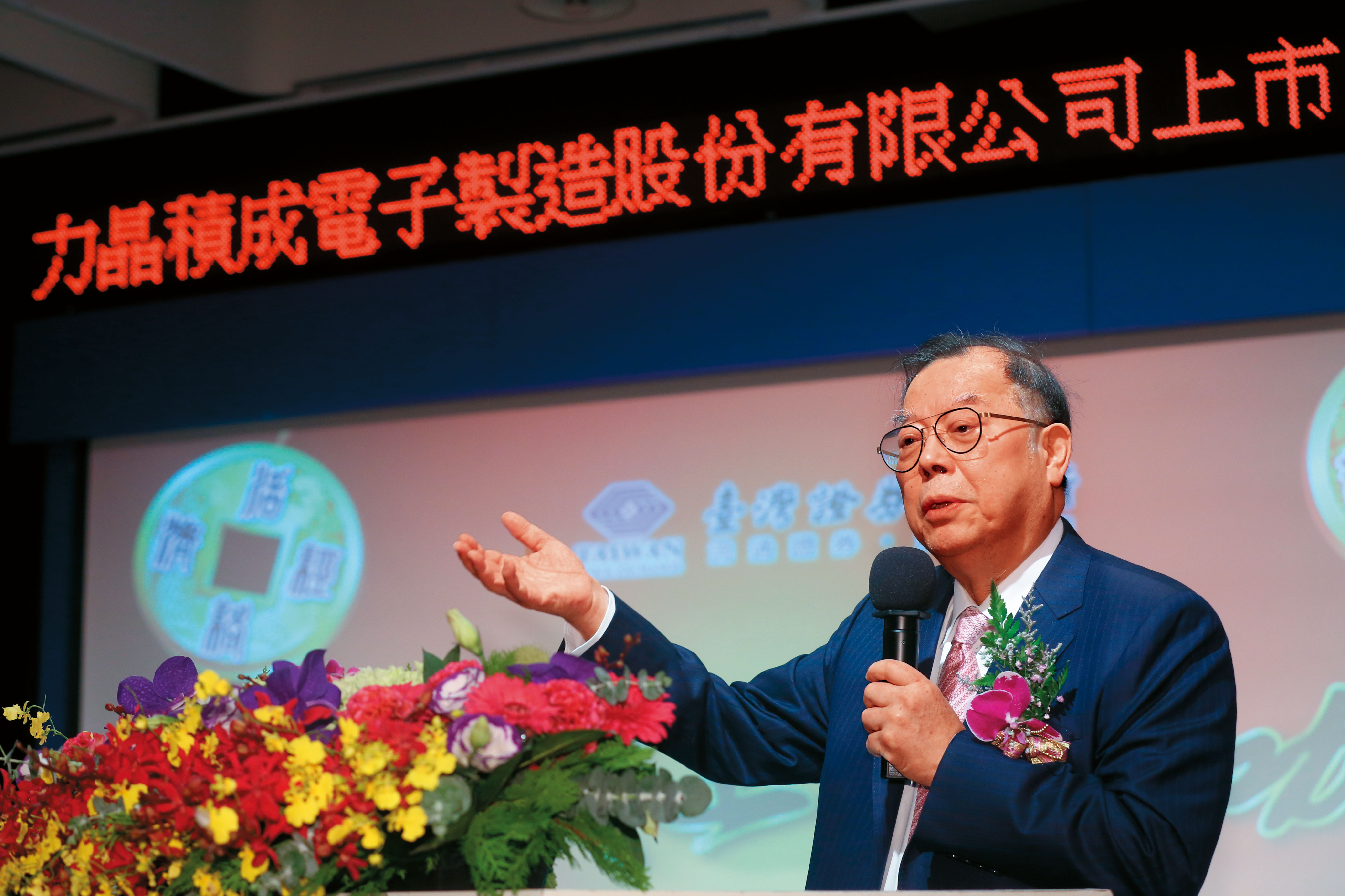 自稱科技業異類的黃崇仁，讓力晶從負債1,200億元的記憶體公司，成功轉型為晶圓代工廠，並切割成力積電上市。