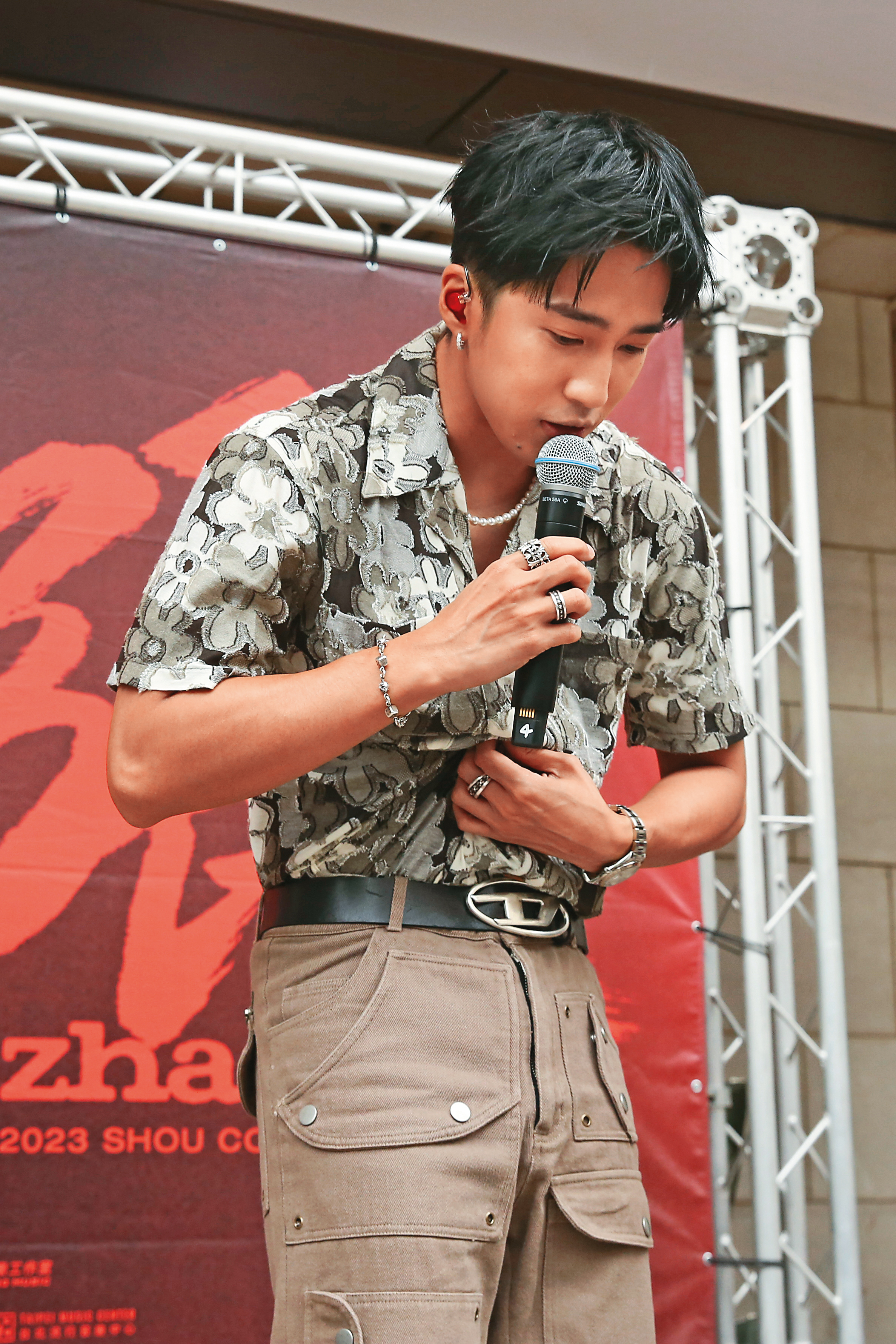婁峻碩被拱脱衣曬肉，仍不願洩天「肌」。