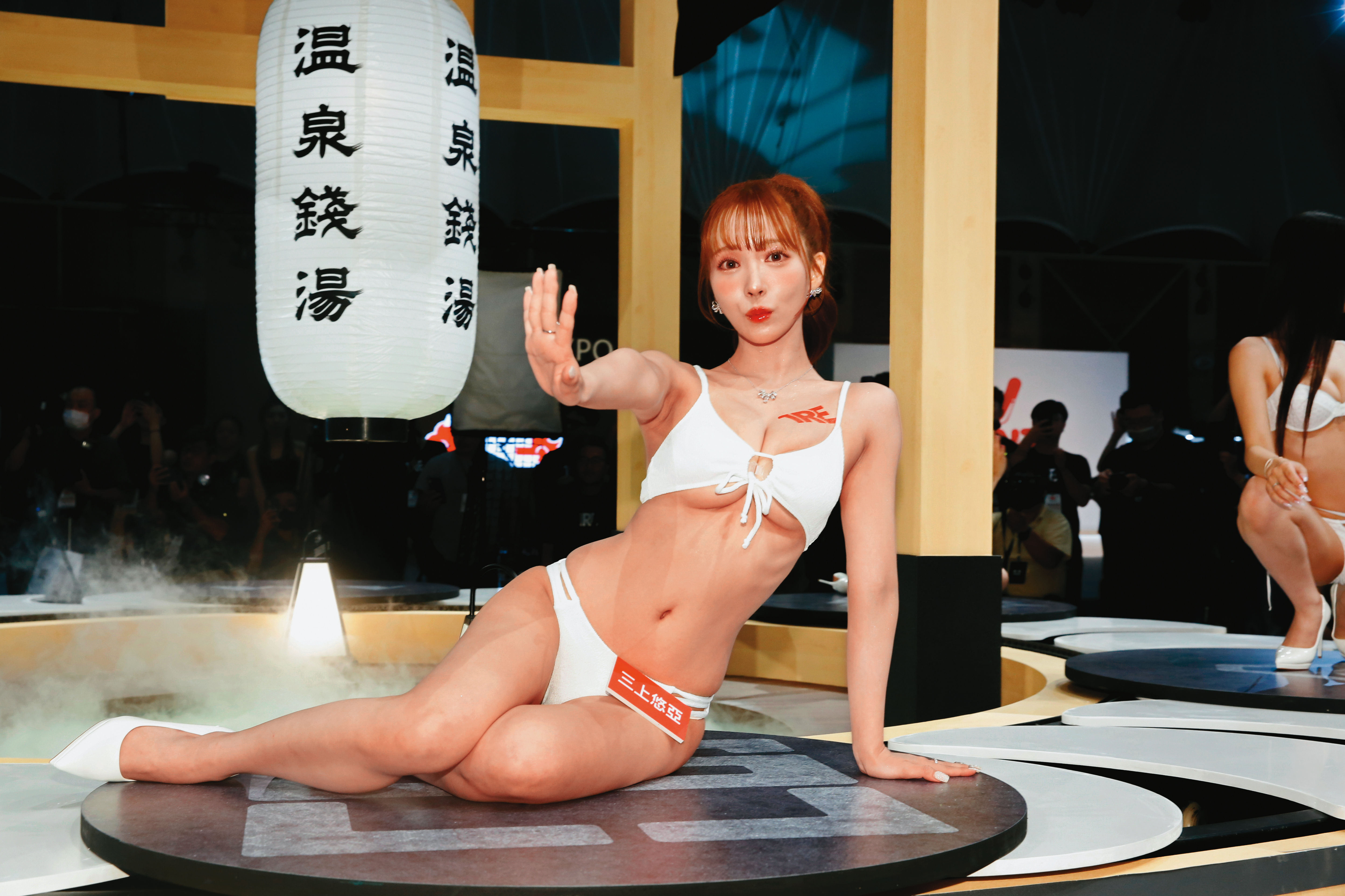 三上悠亞來台見粉絲，老司機沒被颱風吹暈，倒是被這「南半球」弄得好暈。（扶牆）