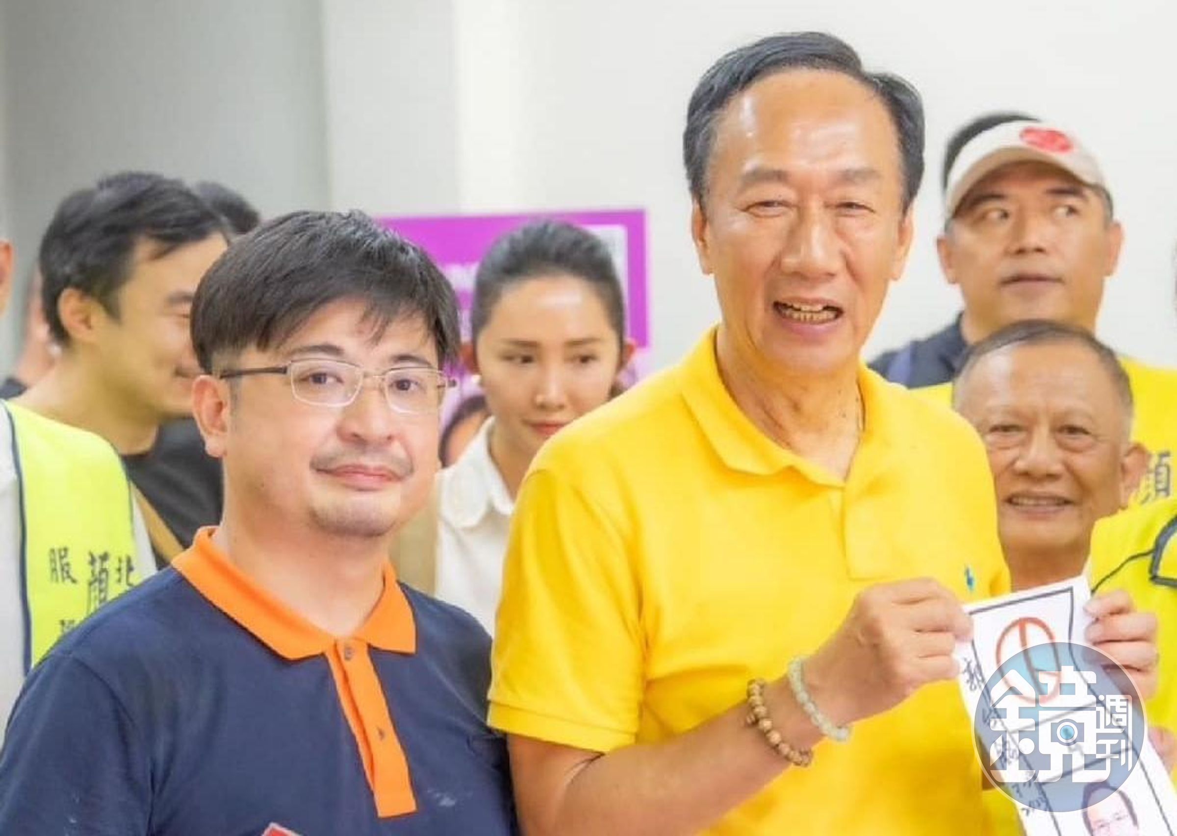 謝典林(左)表示,若郭台銘(右)與侯友宜、柯文哲共推一組正、副總統參選是最好的局面。(翻攝自郭台銘臉書)
