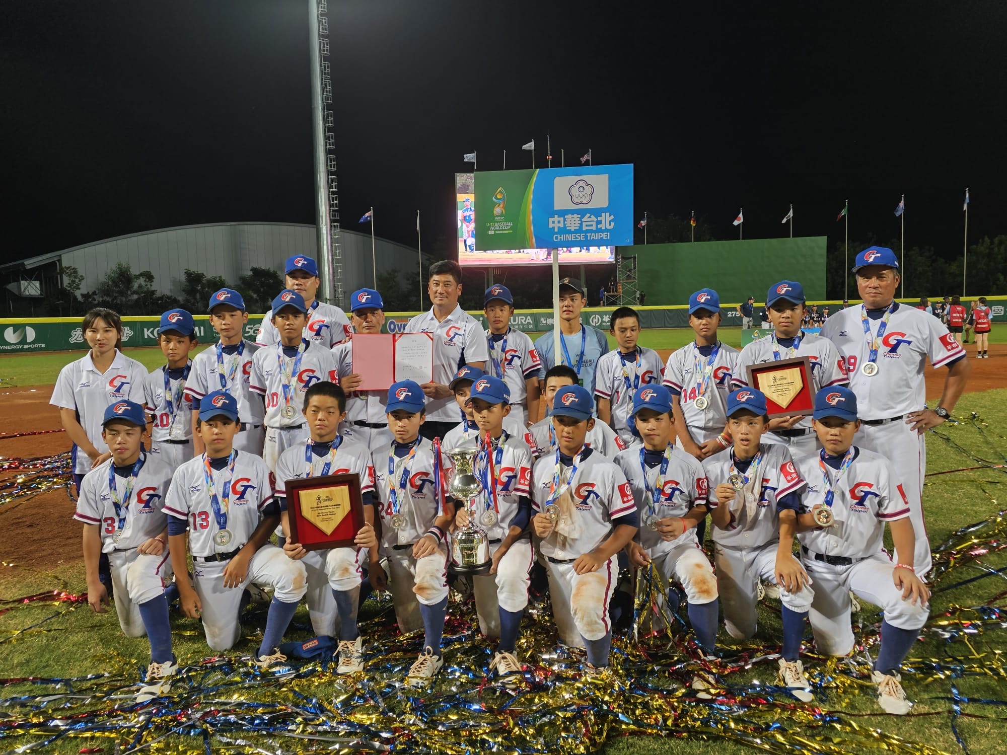 U12世界盃少棒賽台灣拿下亞軍，賽後辜仲諒請吃燒肉。（翻攝自中華民國棒球協會粉絲團臉書）