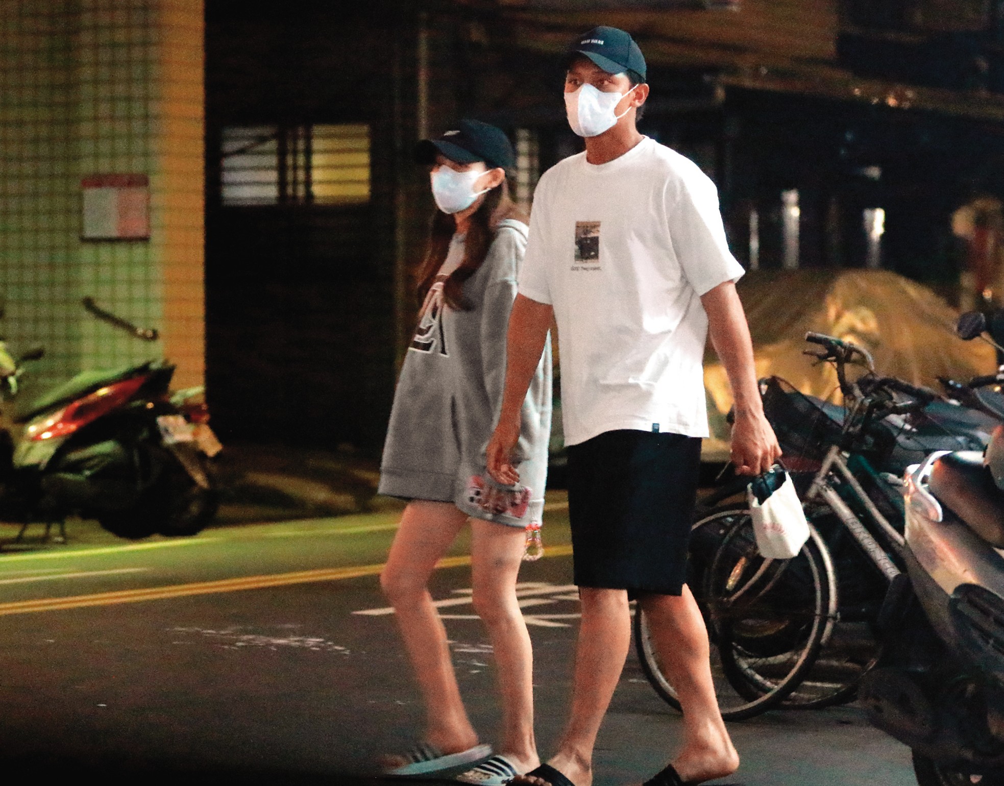 8/6 21：29，酒足飯飽後，林襄和馬傑森散步走向女方家中。