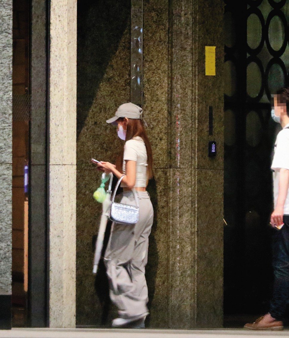 8/3 21：18，回到住家樓下，林襄一如往常從社區大門進去。