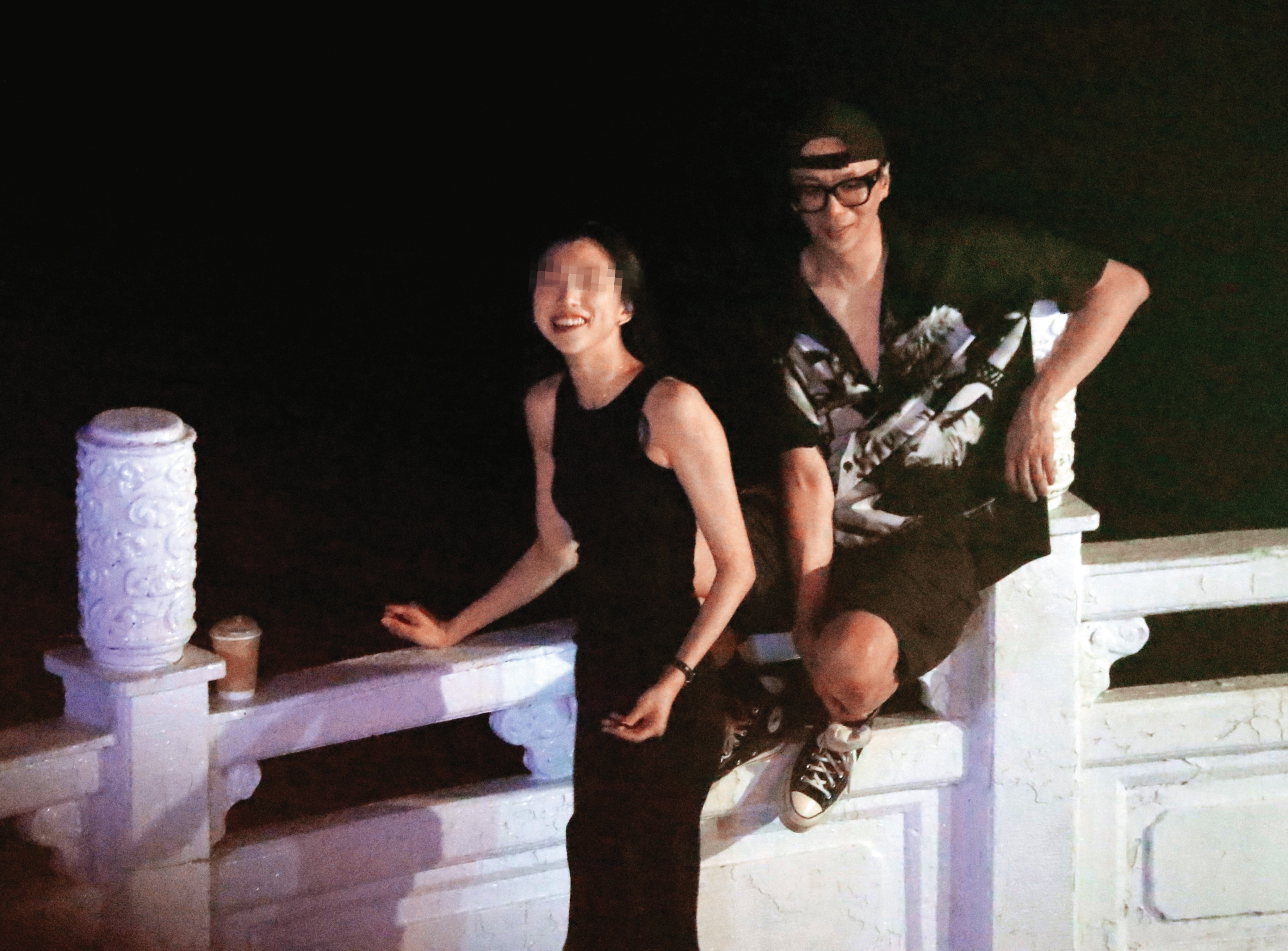 7月16日23：08，廖人帥（右）和新歡陳姓女模（左）聊到跨坐在圍牆上，氣氛看起來很熱絡。