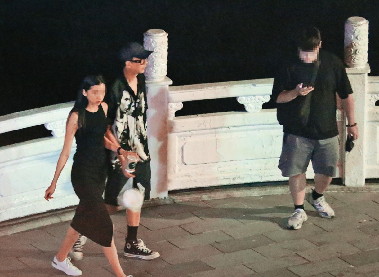 7月16日23:47,此時走來一位煞風景的路人遲遲不離開,2人決定下山。