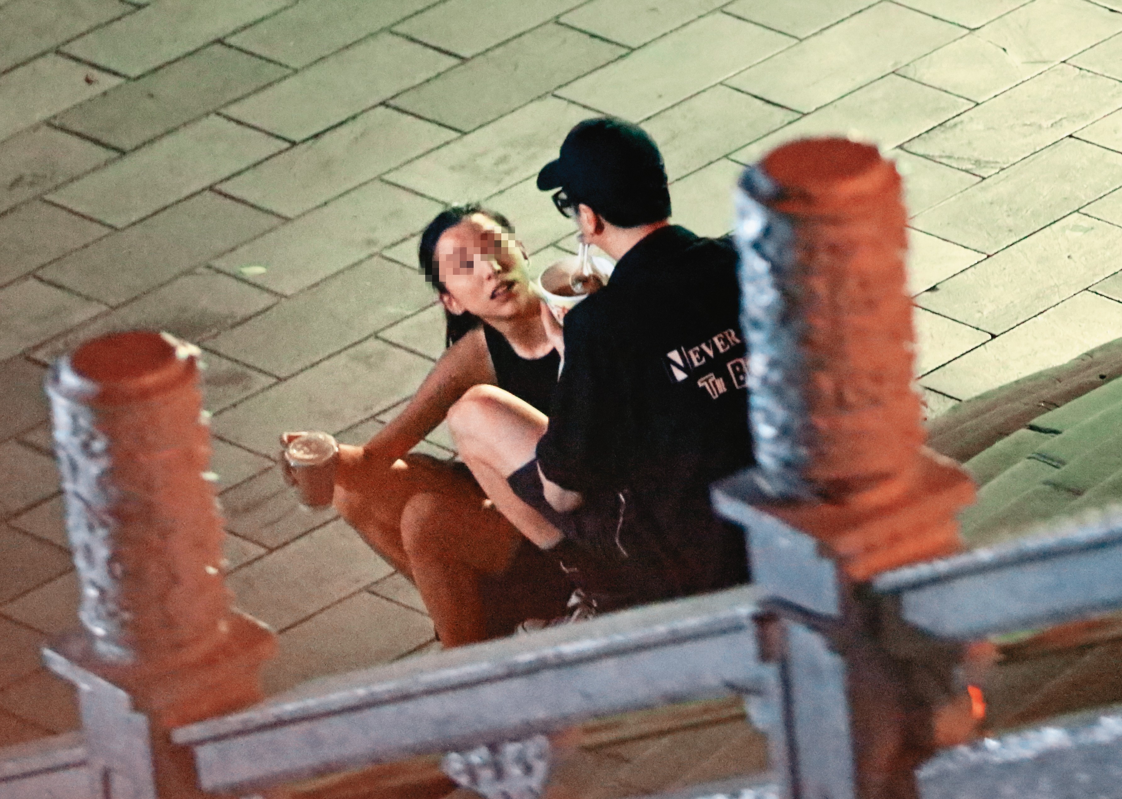 7月16日22:48,廖人帥坐在階梯上狂嗑羊肉羹,女生坐在一旁等待他吃完。