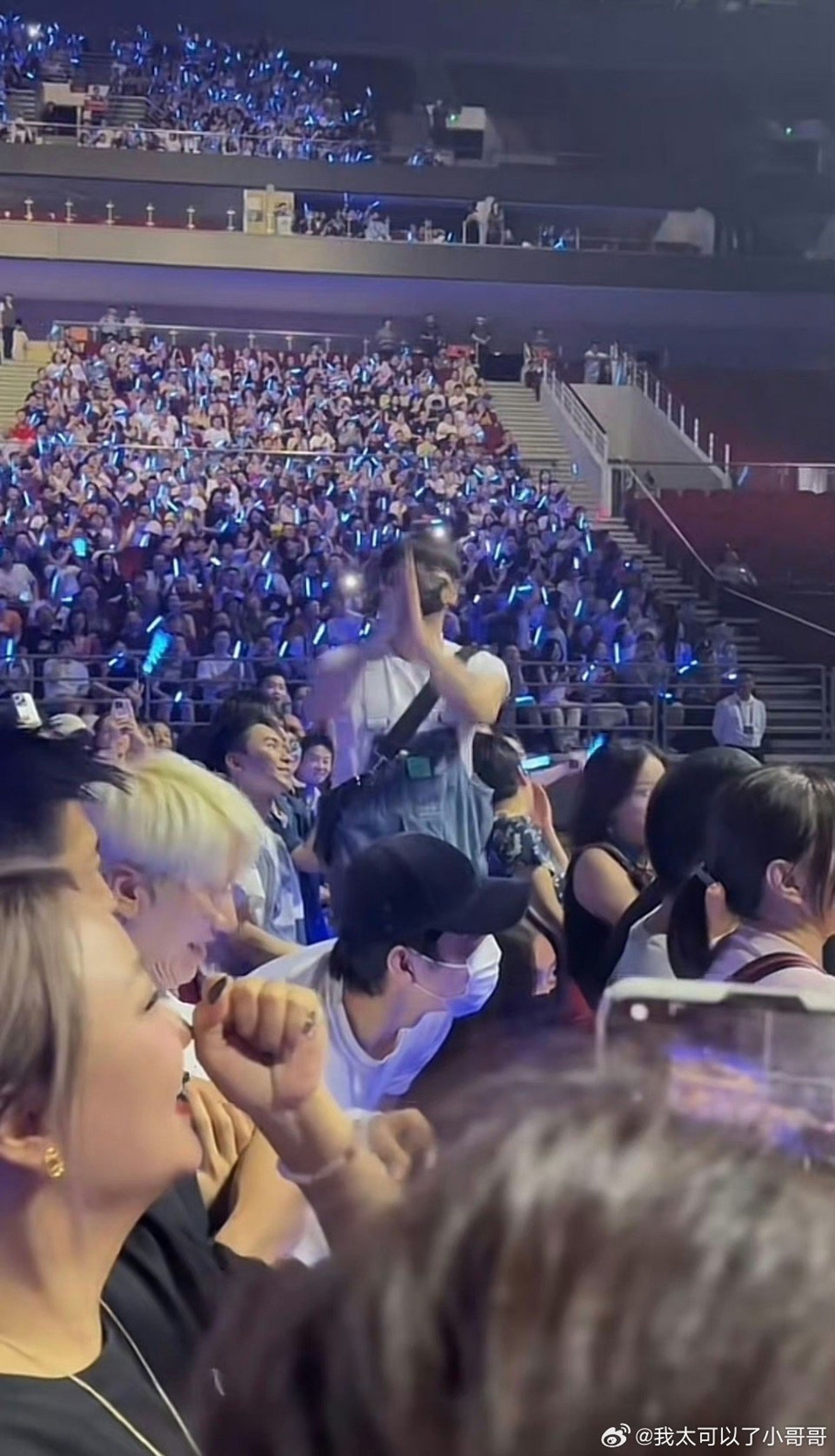 李榮浩突然被張惠妹cue到,站起向觀眾打招呼,身旁的井柏然與劉雯卻驚慌趴下不想曝光。(微博圖片)