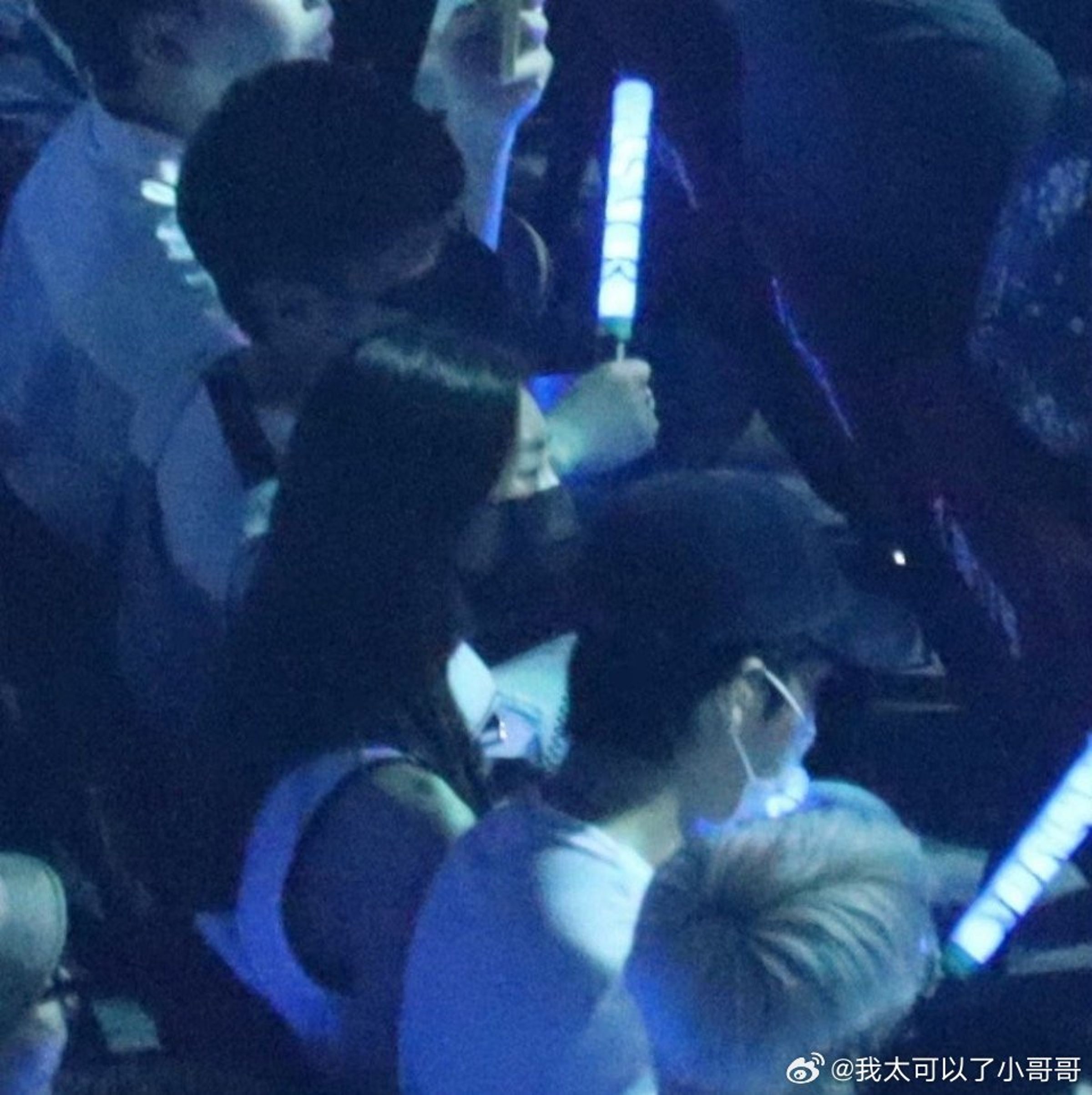 井柏然與劉雯輕裝坐在觀眾席欣賞張惠妹演唱會,附近觀眾也沒有在注意他們。(微博圖片)