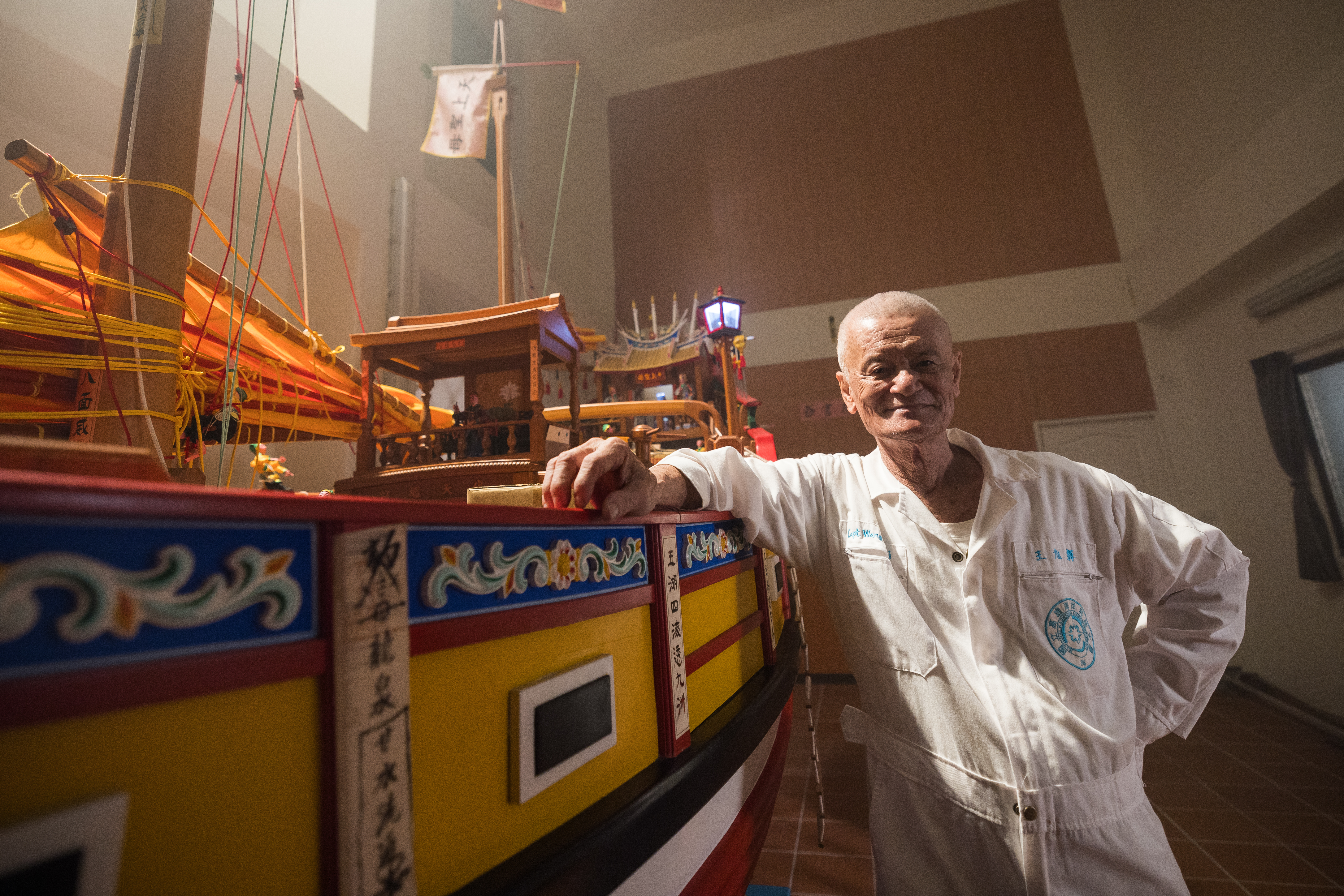 澎湖王船工藝師王旭輝傳承家業，澎湖王船工藝師王旭輝的匠人精神，他打造的船不僅做工細緻且用料頂級。（文總提供）