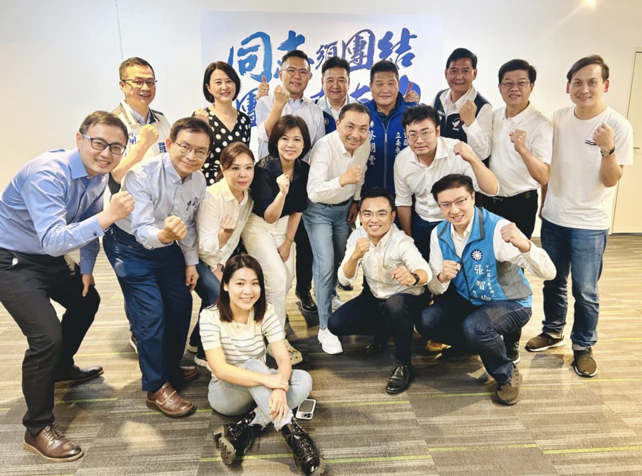 侯友宜7日與雙北立委參選人進行便當會,坦言選戰前期節奏較亂,民調確實落後,但他接下來會陸續拋出政見,有信心最後一定能勝選。(翻攝自賴士葆臉書)