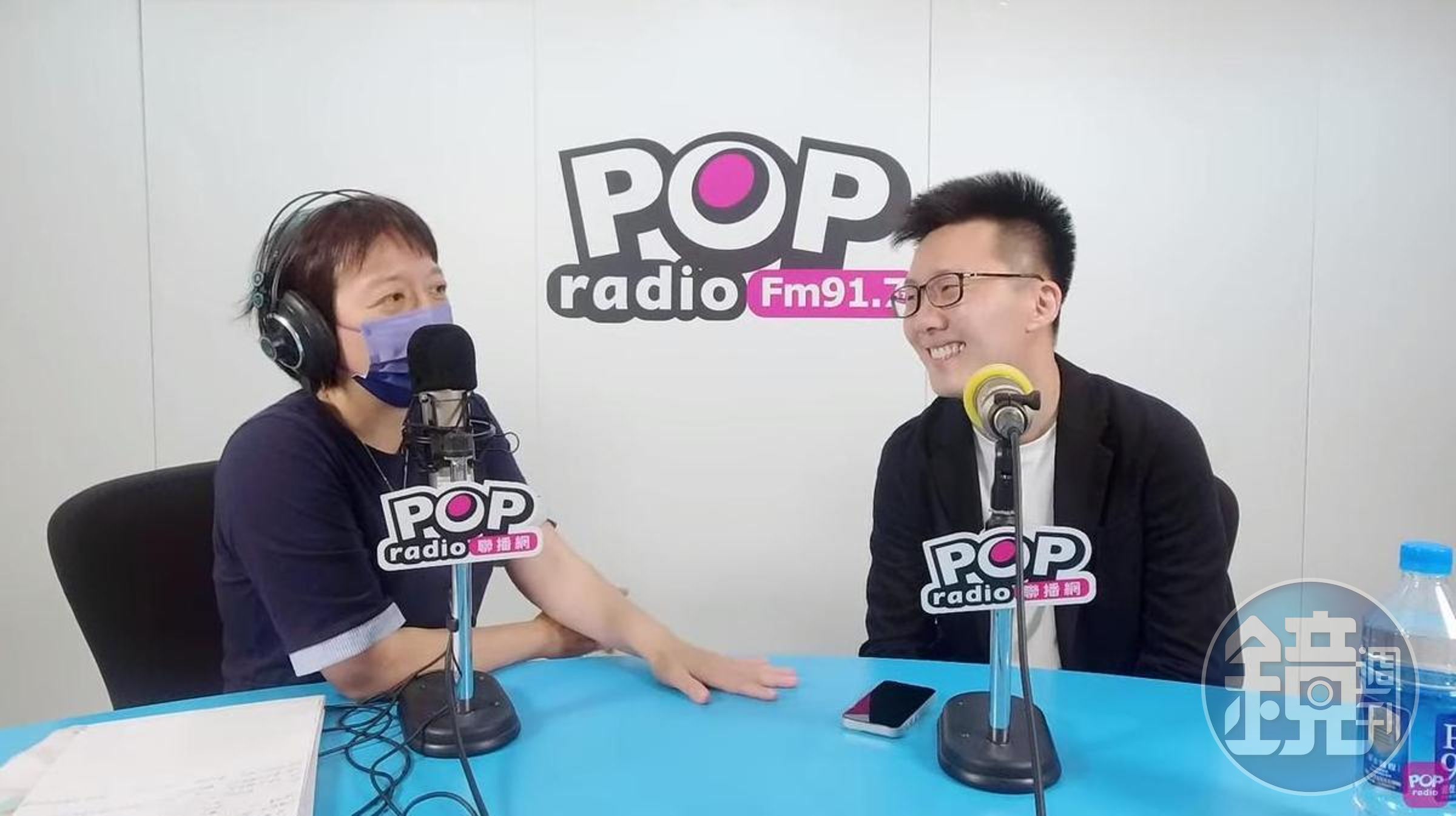 蕭敬嚴（右）曾在節目中透露郭台銘輸不起，並形容郭是「政治界的乃哥」；如今請辭發言人職務，疑似因不受控言論引來黨中央不滿。（翻攝自POP Radio聯播網YouTube頻道）