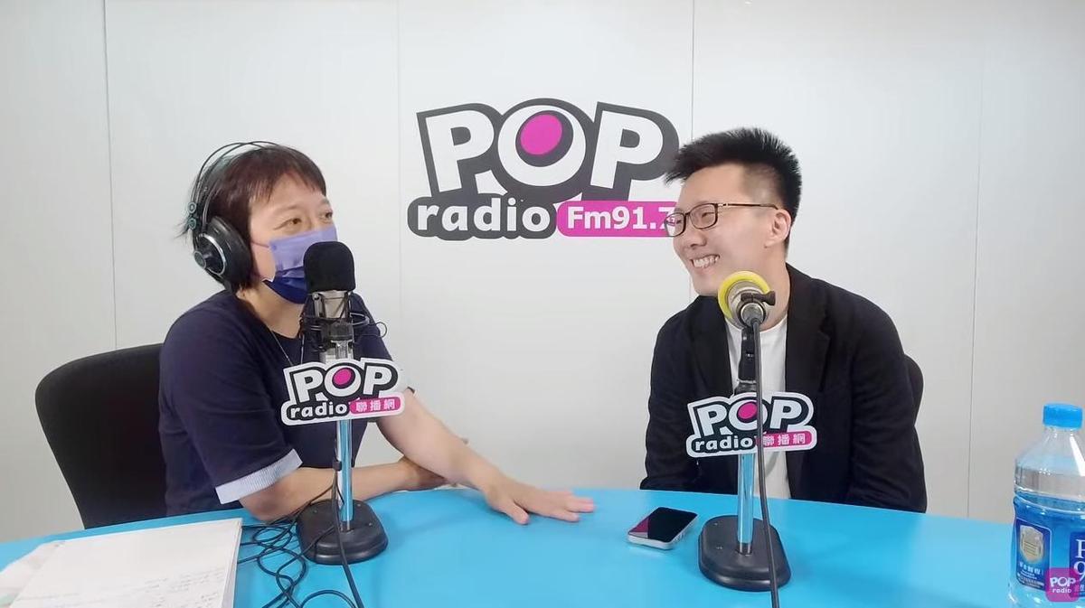 蕭敬嚴（右）曾在節目中透露郭台銘輸不起，並形容郭是「政治界的乃哥」；如今請辭發言人職務，疑似因不受控言論引來黨中央不滿。（翻攝自POP Radio聯播網YouTube頻道）