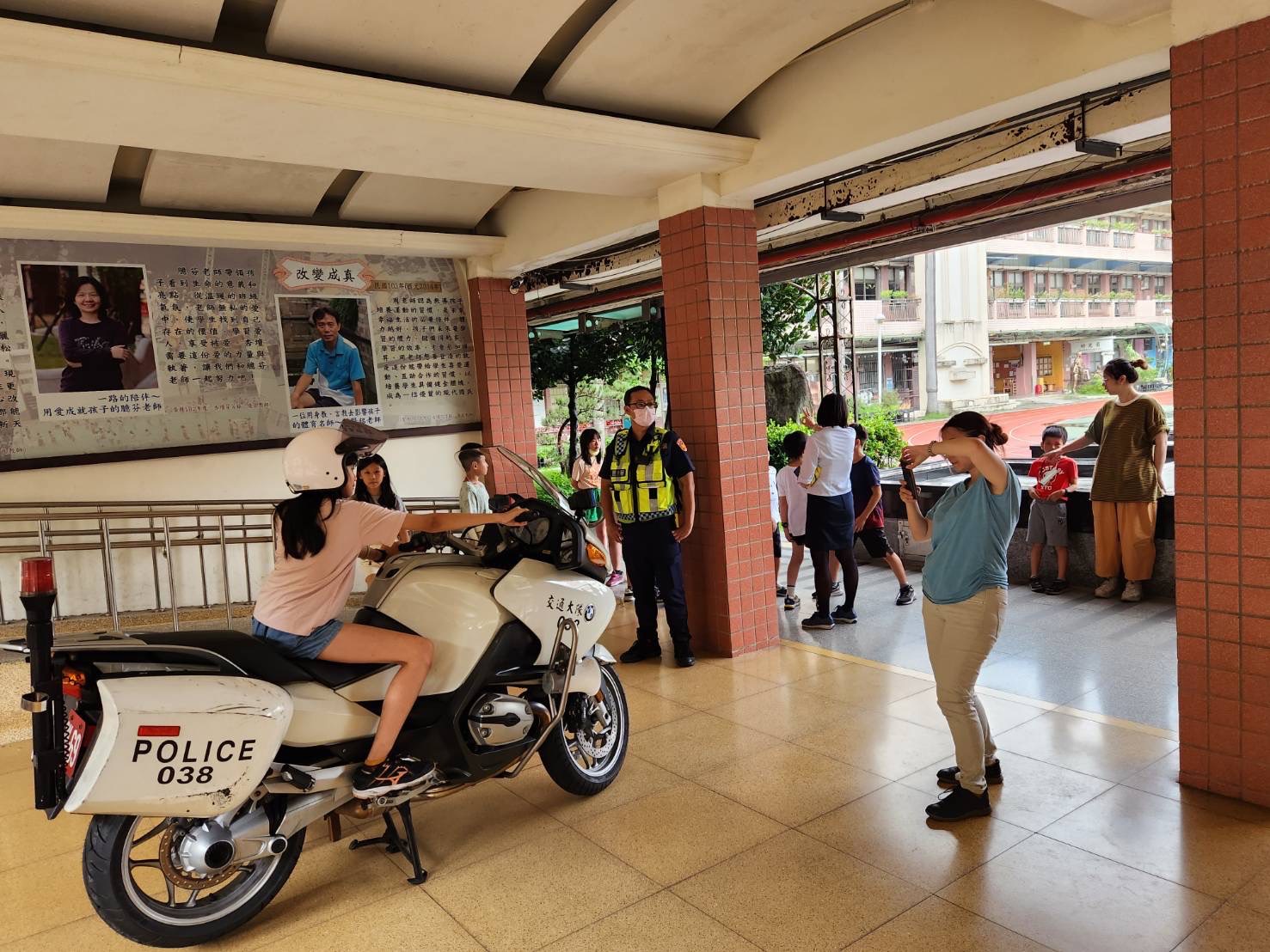 為破除行人地獄，松山分局前進松山國小夏令營進行宣導。（松山分局提供）