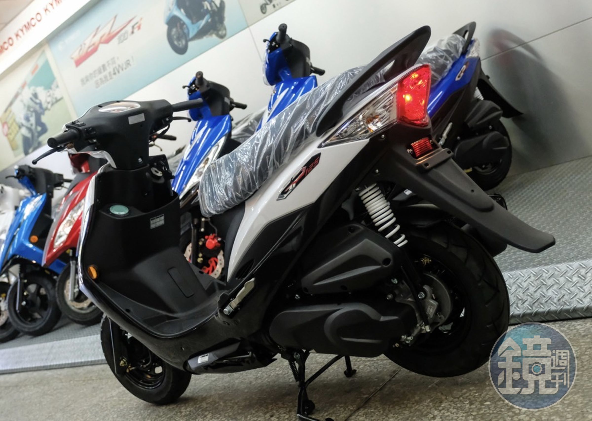 一對母子去機車行,結果兒子想買10萬元的車而臭臉,發脾氣嗆媽媽「只會買便宜的」。(翻攝臉書匿名2公社)