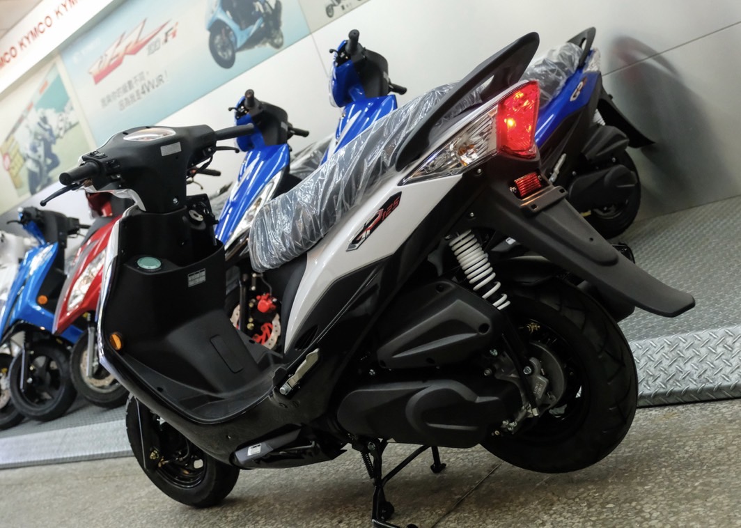 一對母子去機車行，結果兒子想買10萬元的車而臭臉，發脾氣嗆媽媽「只會買便宜的」。（翻攝臉書匿名2公社）