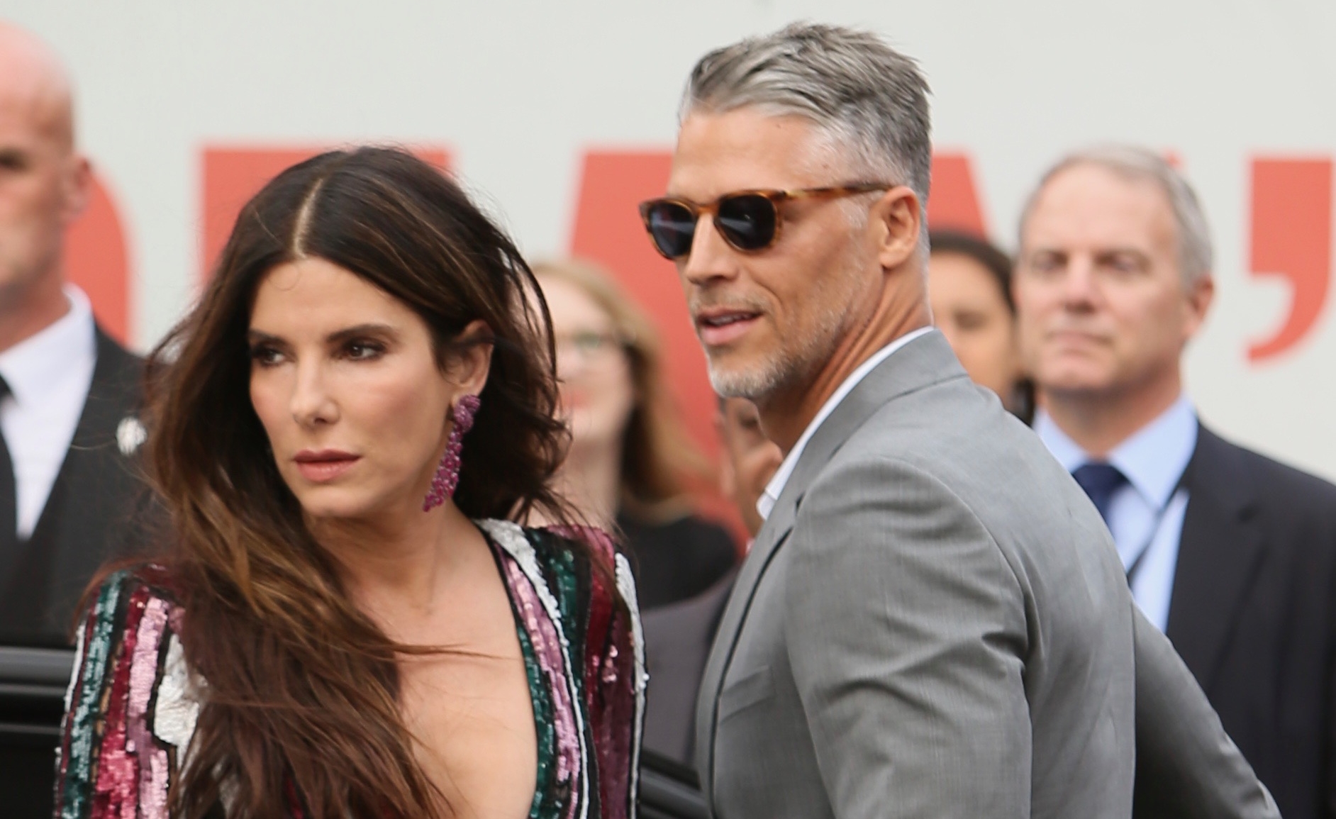 2018年珊卓布拉克（左）與布蘭登藍道爾（右）一起出席在倫敦的活動。（東方IC）