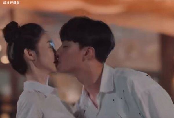 施柏宇和張藝凡拍吻戲，卻被網友質疑。（翻攝自微博）