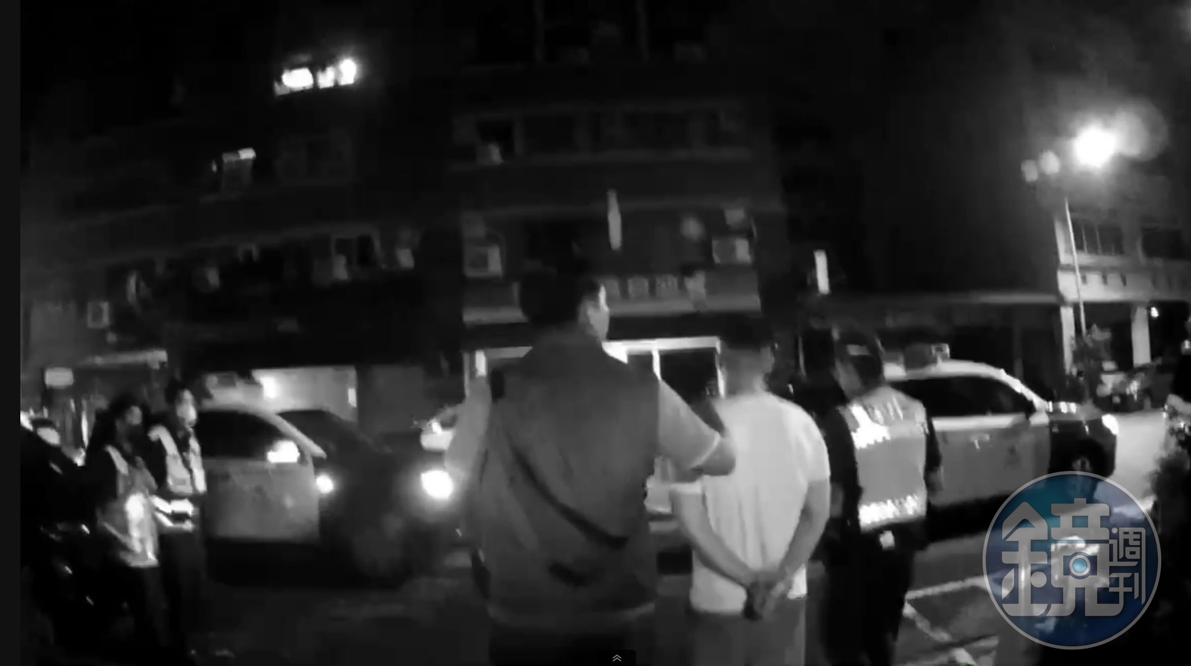 高雄警方救出被控制行動的蔡姓男子，並將在場多位涉案男子帶回偵辦。（翻攝畫面）
