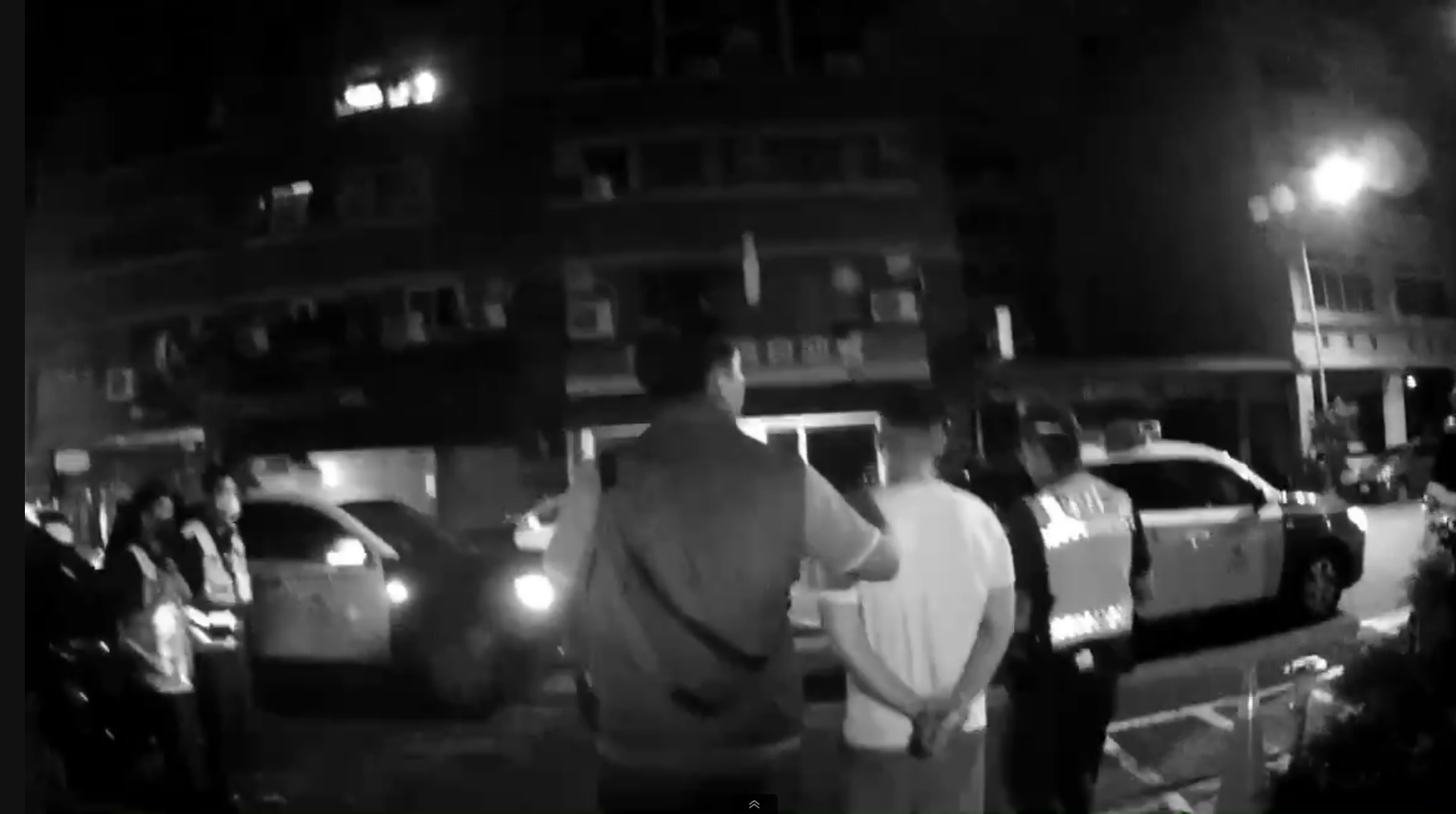 高雄警方救出被控制行動的蔡姓男子，並將在場多位涉案男子帶回偵辦。（翻攝畫面）