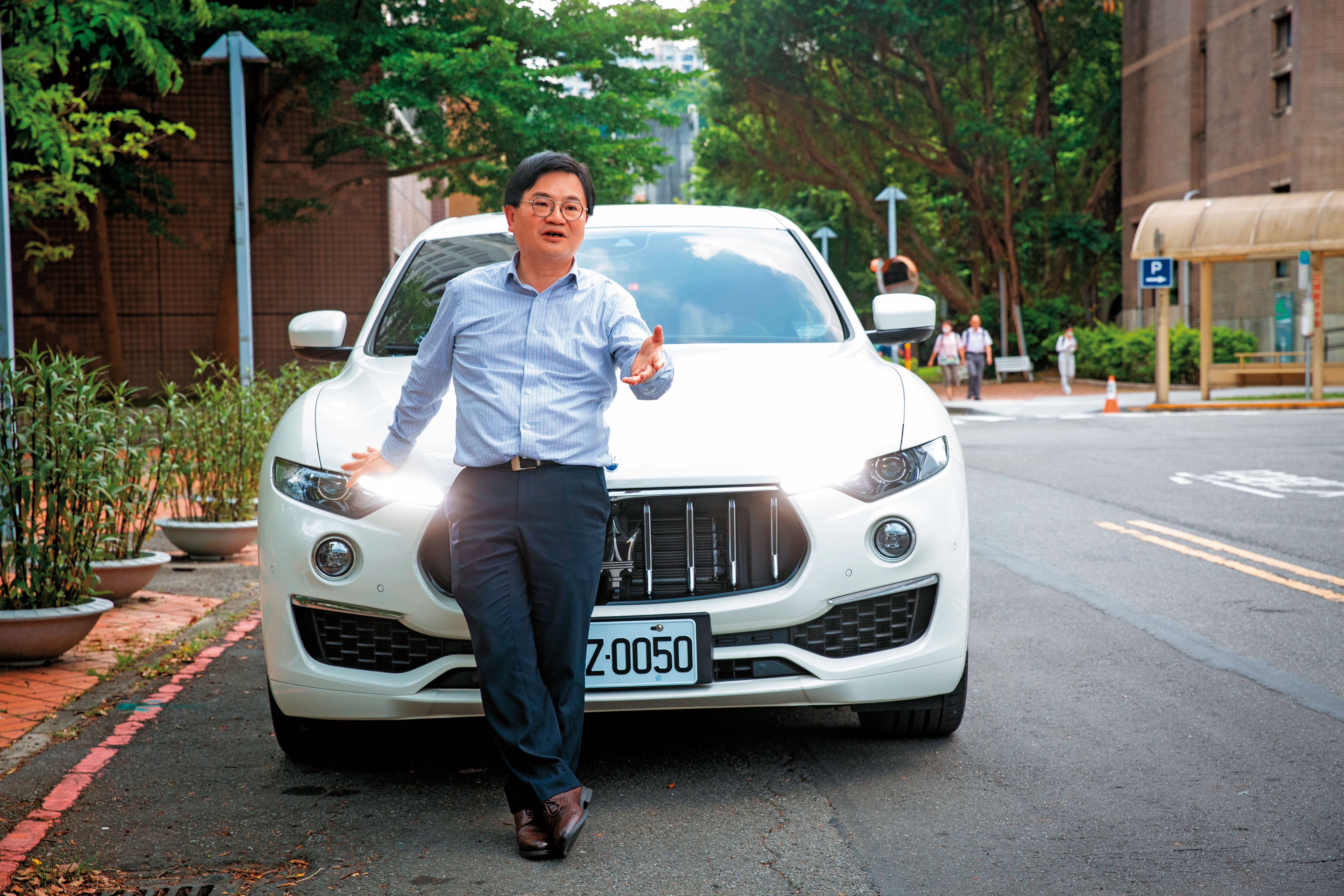 為了犒賞自己長抱0050成績漂亮，政大商學院副院長周冠男特別買了一輛瑪莎拉蒂，連車牌都挑0050。