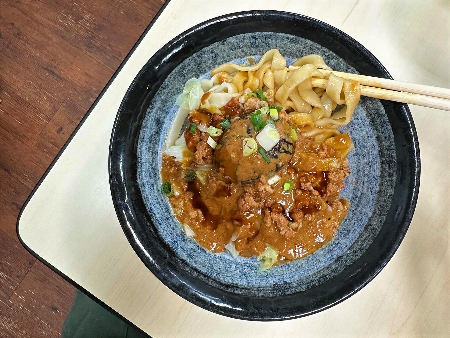 「王家麵食館」的「混蛋麵」，可以吃到肉燥、麻醬和整顆皮蛋，滋味鹹香豐富。