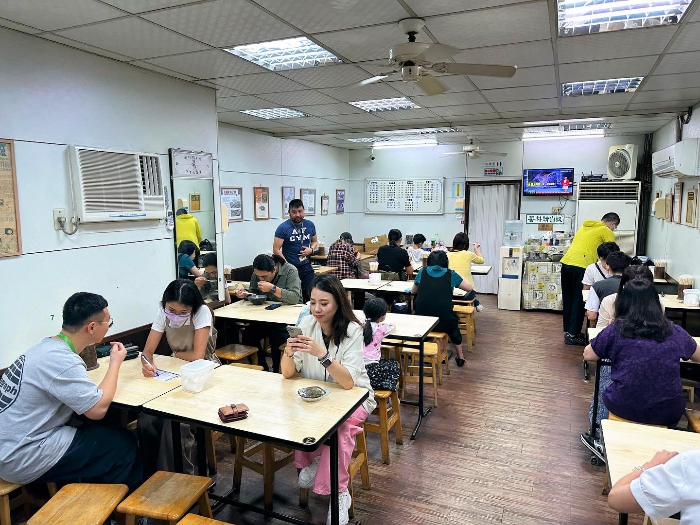 午餐客人多是附近上班族，常常一位難求，我喜歡下午離峰時間來用餐，不會坐得太擁擠。