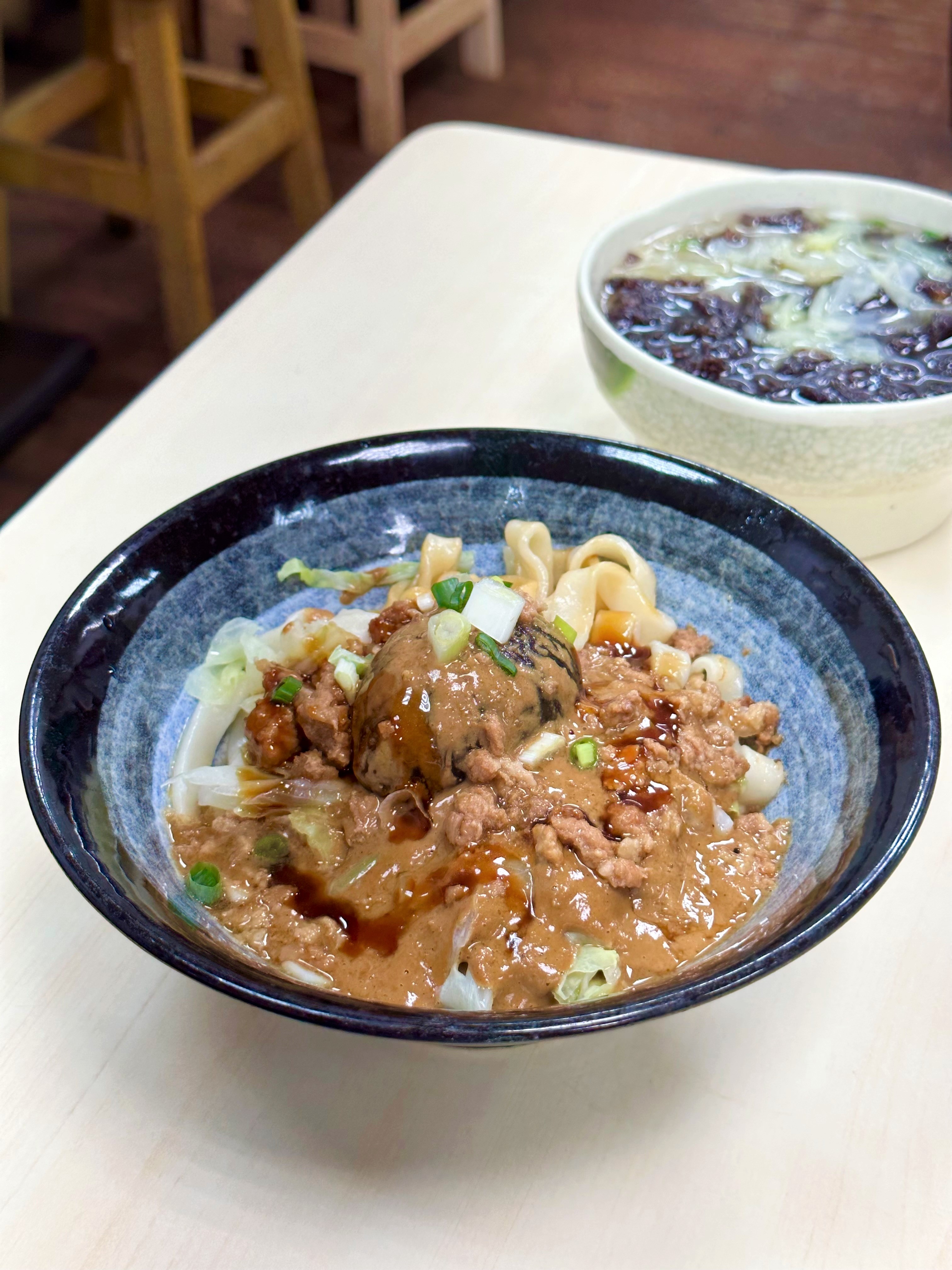 吃「混蛋麵」之前，要先把皮蛋弄碎，再跟醬料和麵條一起拌勻，味道更融合有層次。（90元／小碗）