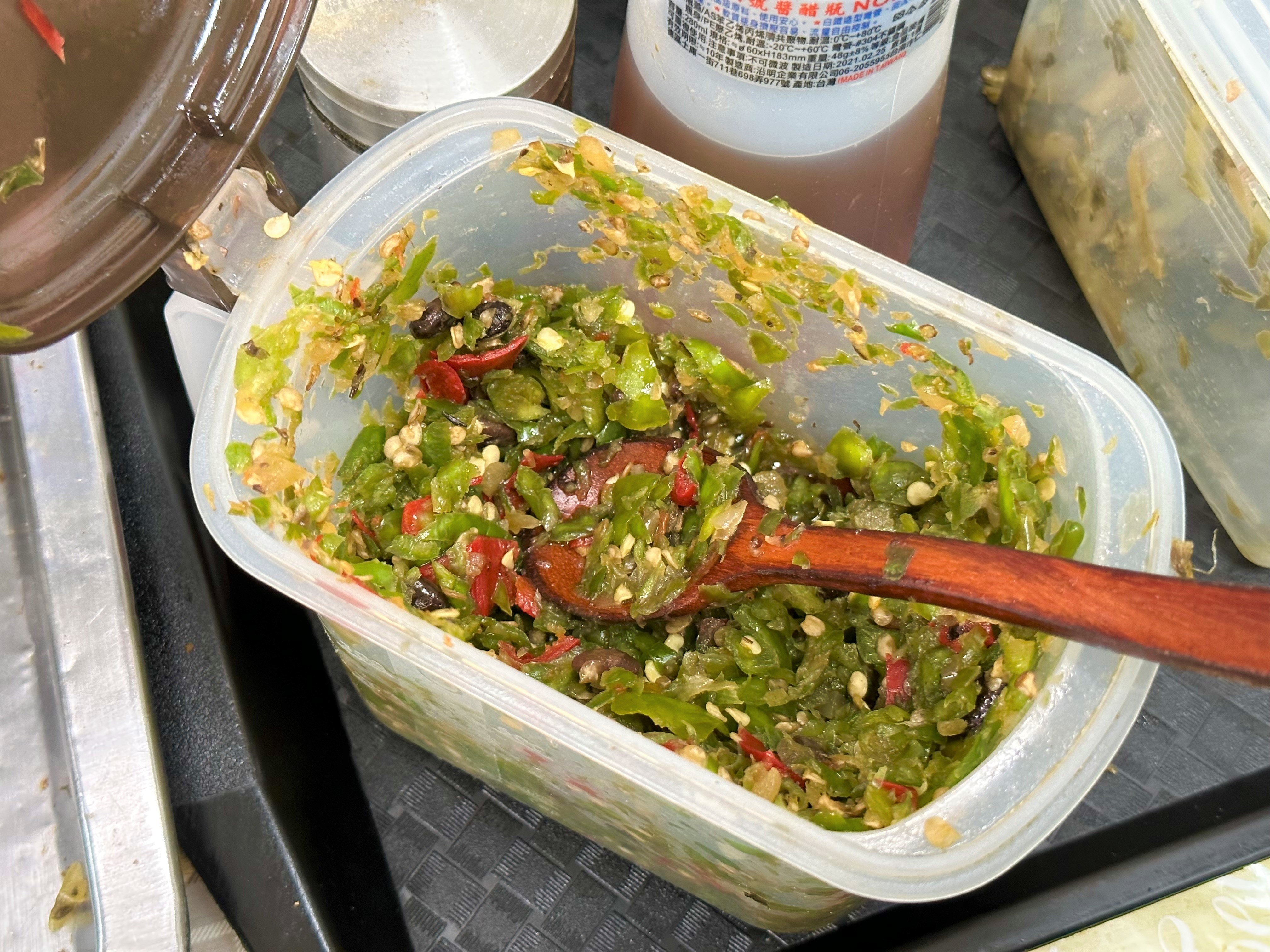 愛吃辣的，一定要加點特製辣椒醬在乾麵上，有青辣椒的椒香味，和紅辣椒的辣度，伴隨些許豆豉的鹹香。