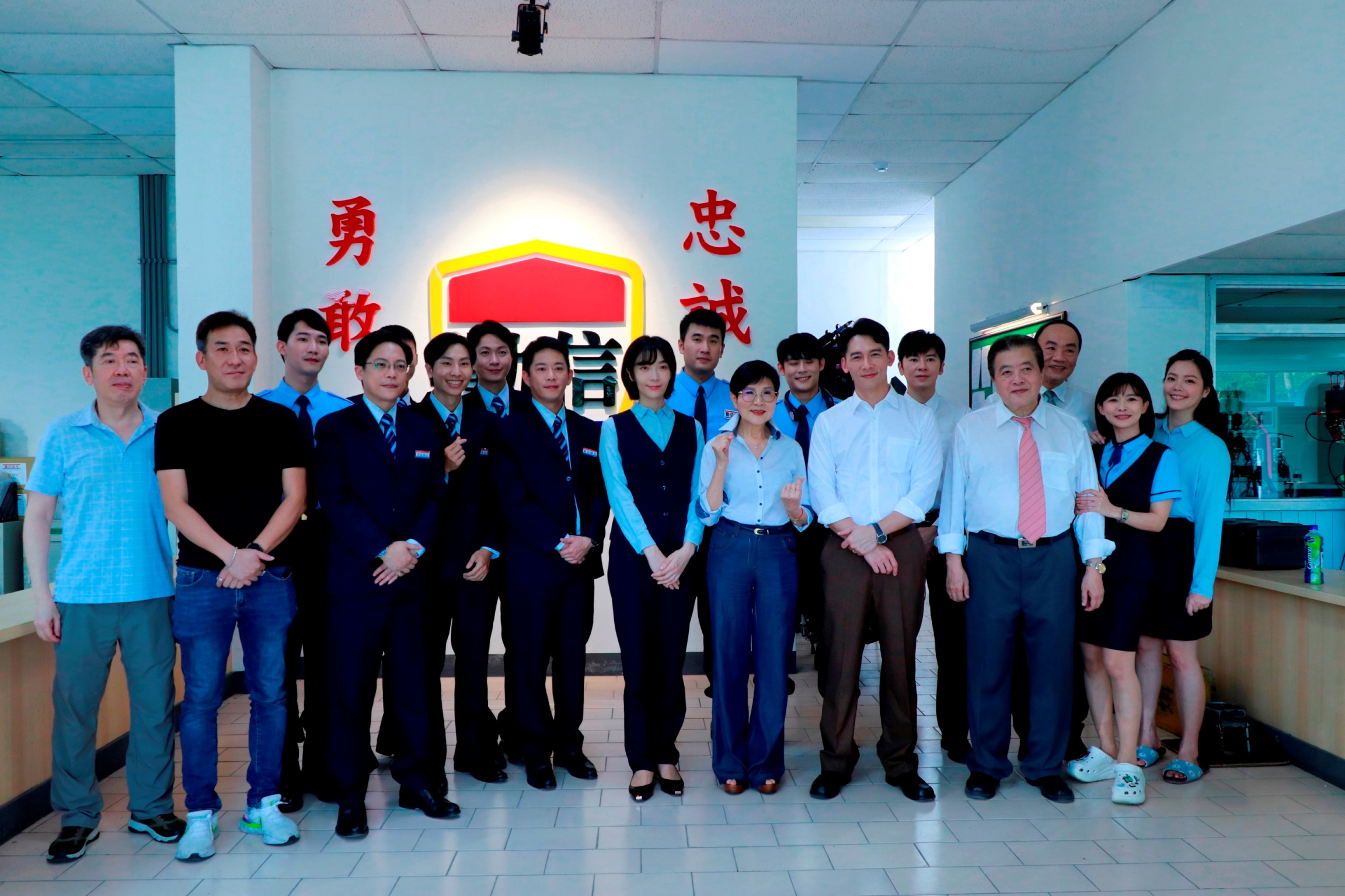 中視八點檔《開創者》在基隆拍攝，董事長胡雪珠到片場探班。（中視提供）