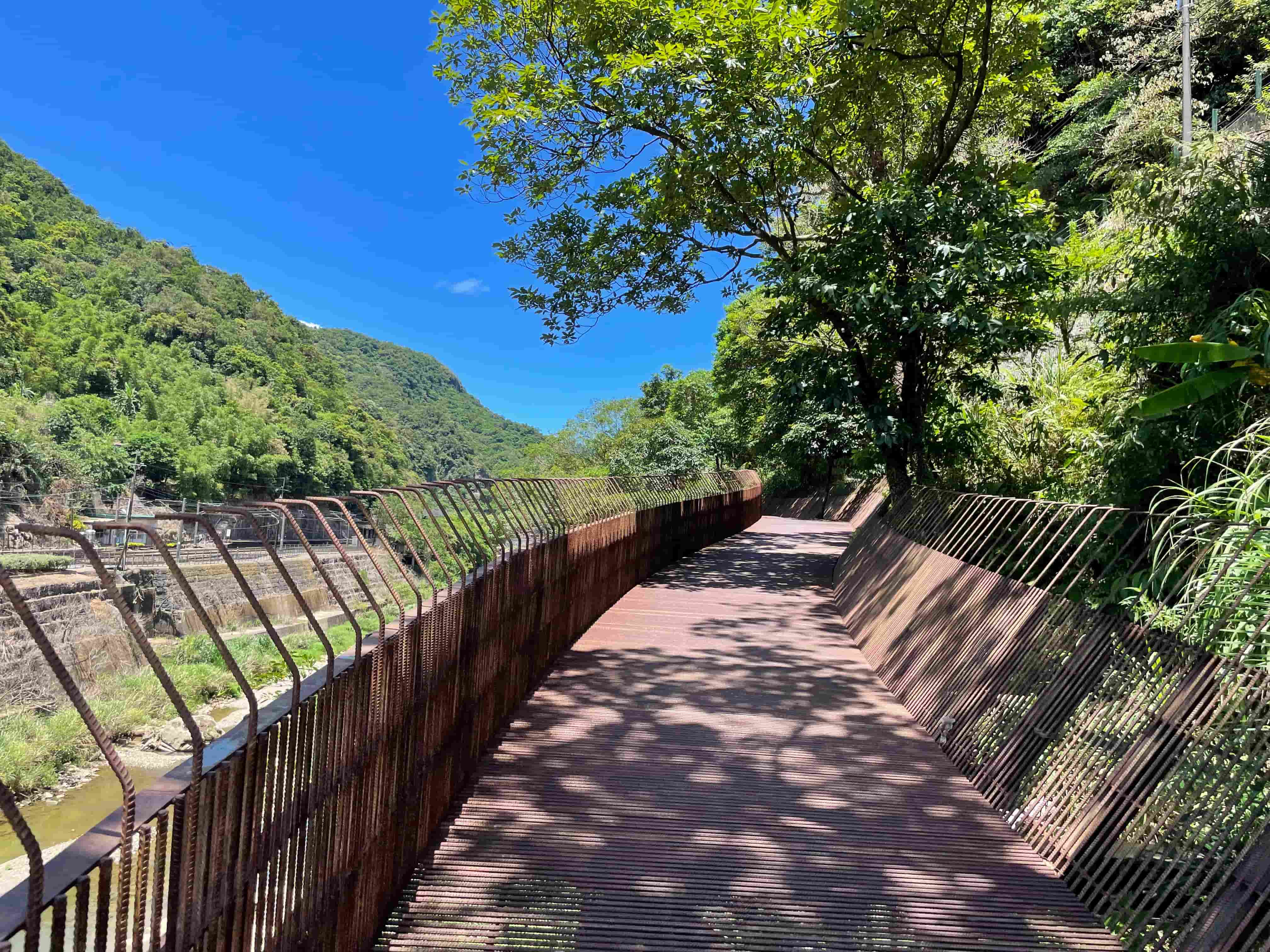 三貂嶺生態友善隧道沿途風景多樣可觀賞基隆河山林河谷景觀及聆聽溪水潺潺。(新北市觀旅局提供)