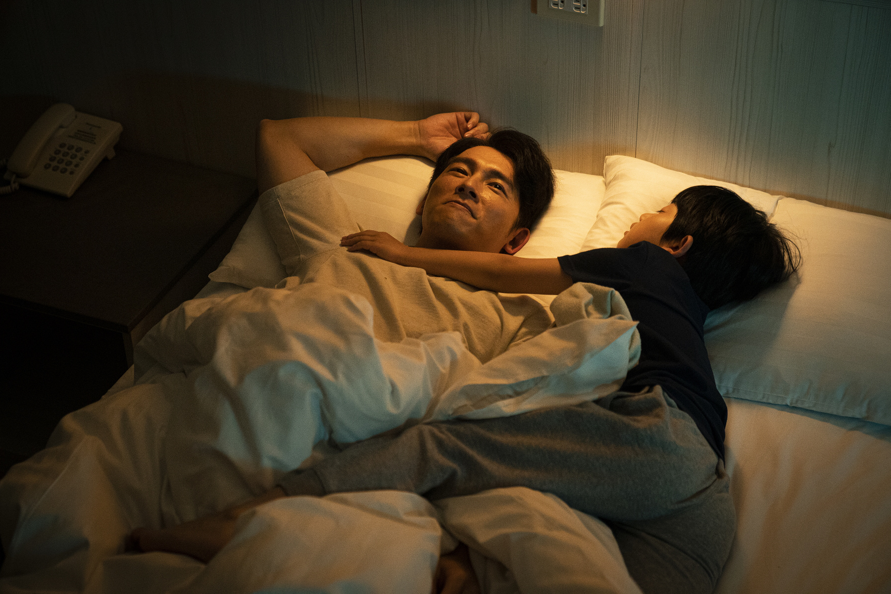 温昇豪與陳少卉片中從素未謀面經歷磨合,成為了彼此依靠。(采昌提供)