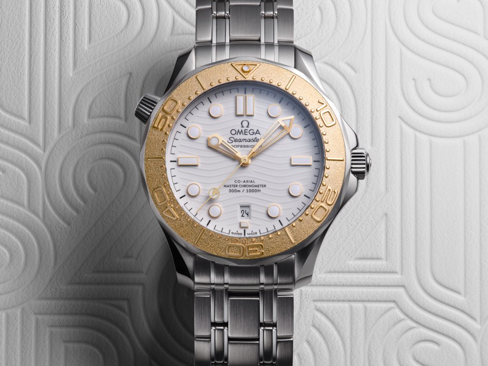 歐米茄（OMEGA）為2024年「巴黎奧運」推出倒數一年紀念錶，以「海馬300米」潛水錶做為基礎，配以白色陶瓷面盤與獨家「月光金」（Moonshine™ Gold）材質製作的錶圈上環鑲片。定價NT$295,000。
