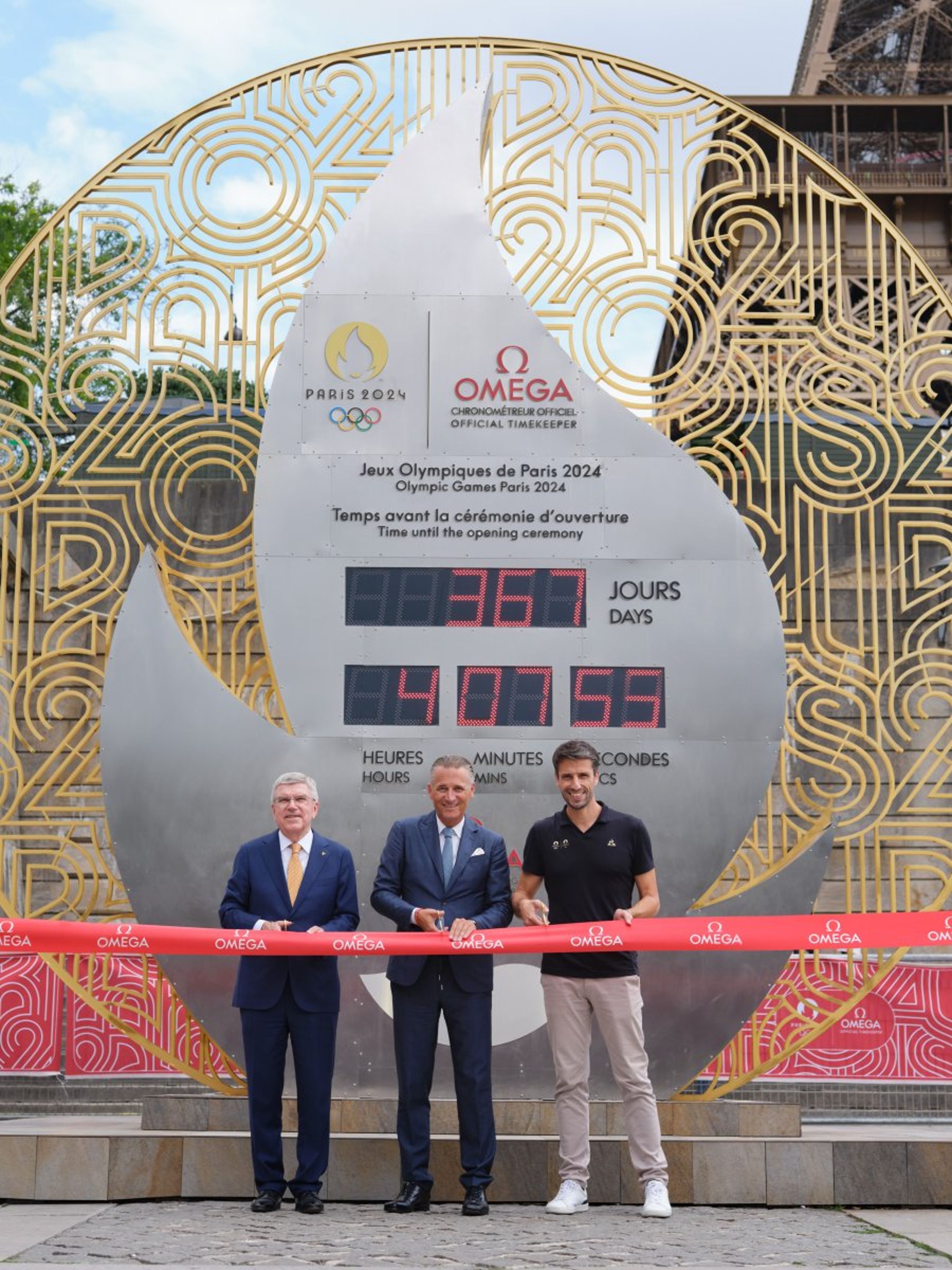 為慶祝巴黎奧運倒數一年開始，歐米茄執行長Raynald Aeschlimann（中）與國際奧委會主席Thomas Bach（左）與2024巴黎奧運主席Tony Estanguet（右）一起正式為倒數鐘揭幕，啟動倒數。