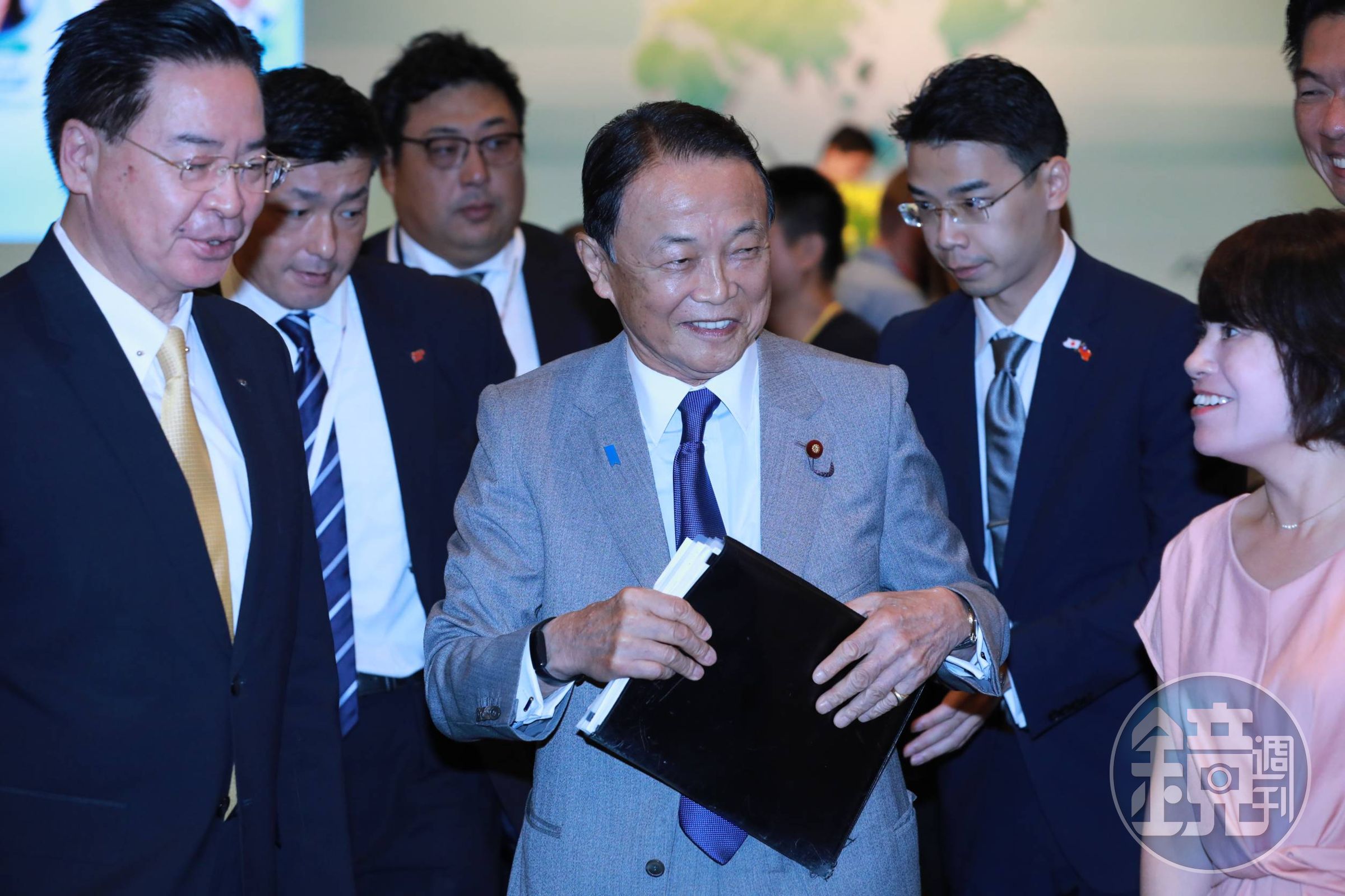 日本前首相麻生太郎率領眾議員訪問台灣,今上午出席凱達格蘭論壇發表演說。