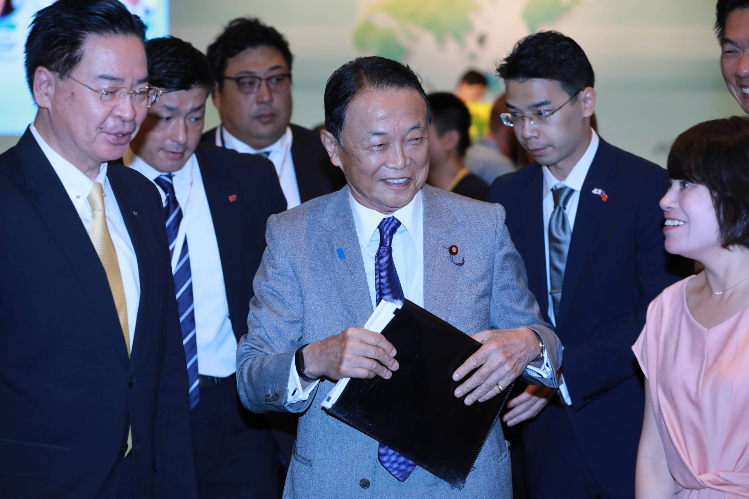 日本前首相麻生太郎率領眾議員訪問台灣，今上午出席凱達格蘭論壇發表演說。