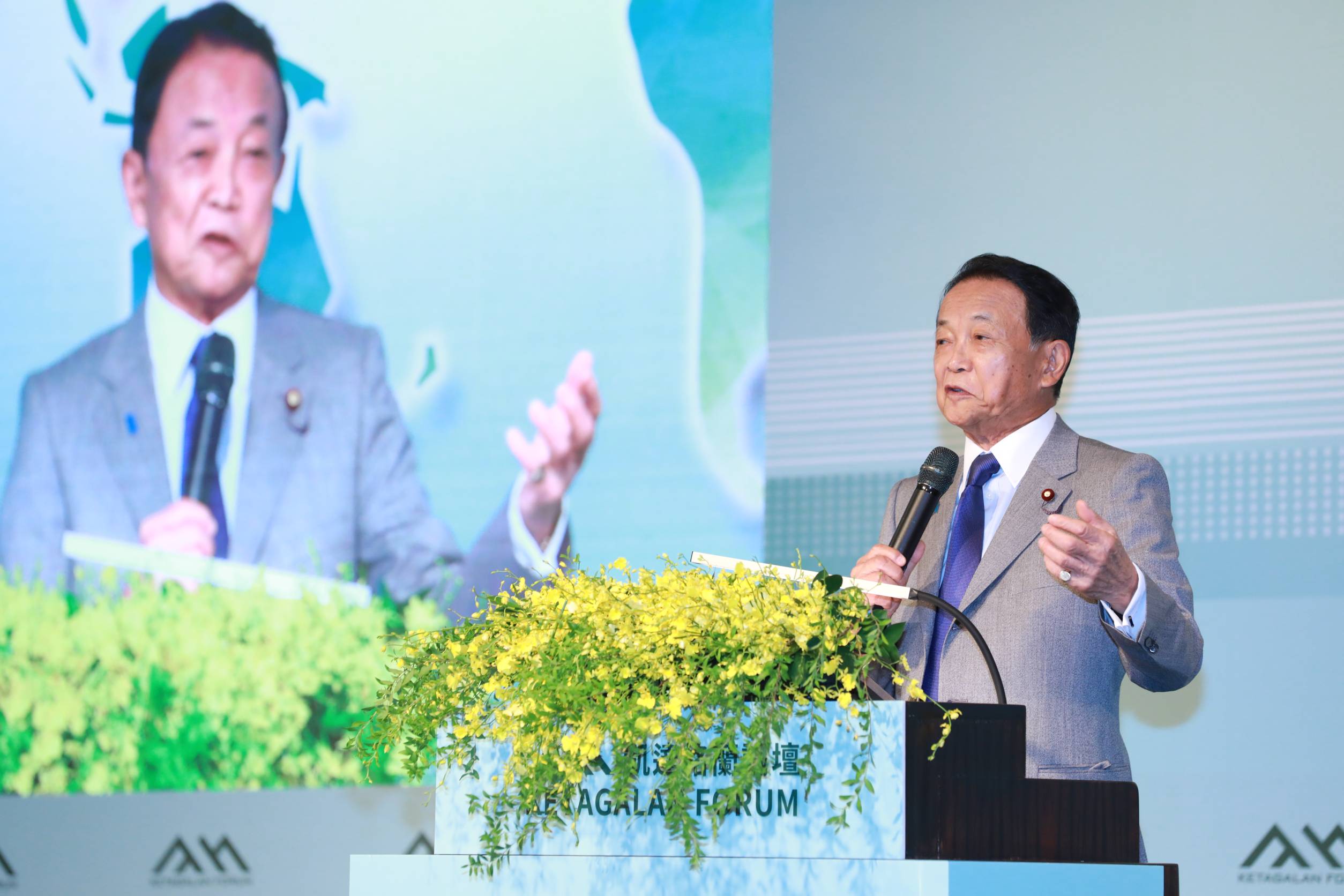 日本前首相麻生太郎率領眾議員訪問台灣，今上午出席凱達格蘭論壇發表演說。