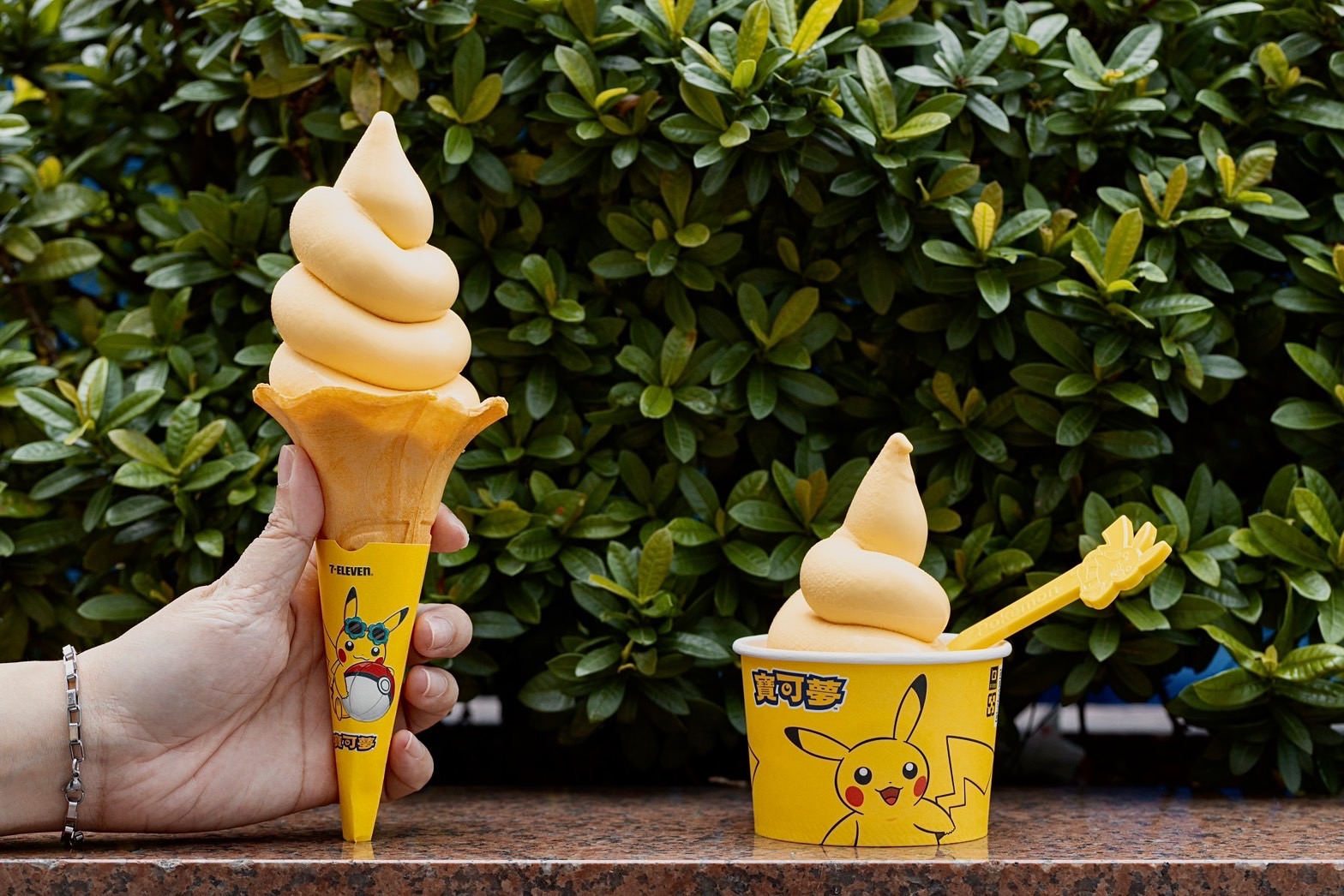 超商7-11推出「夏日芒芒」芒果口味霜淇淋，加碼聯名寶可夢為冰品換新裝。